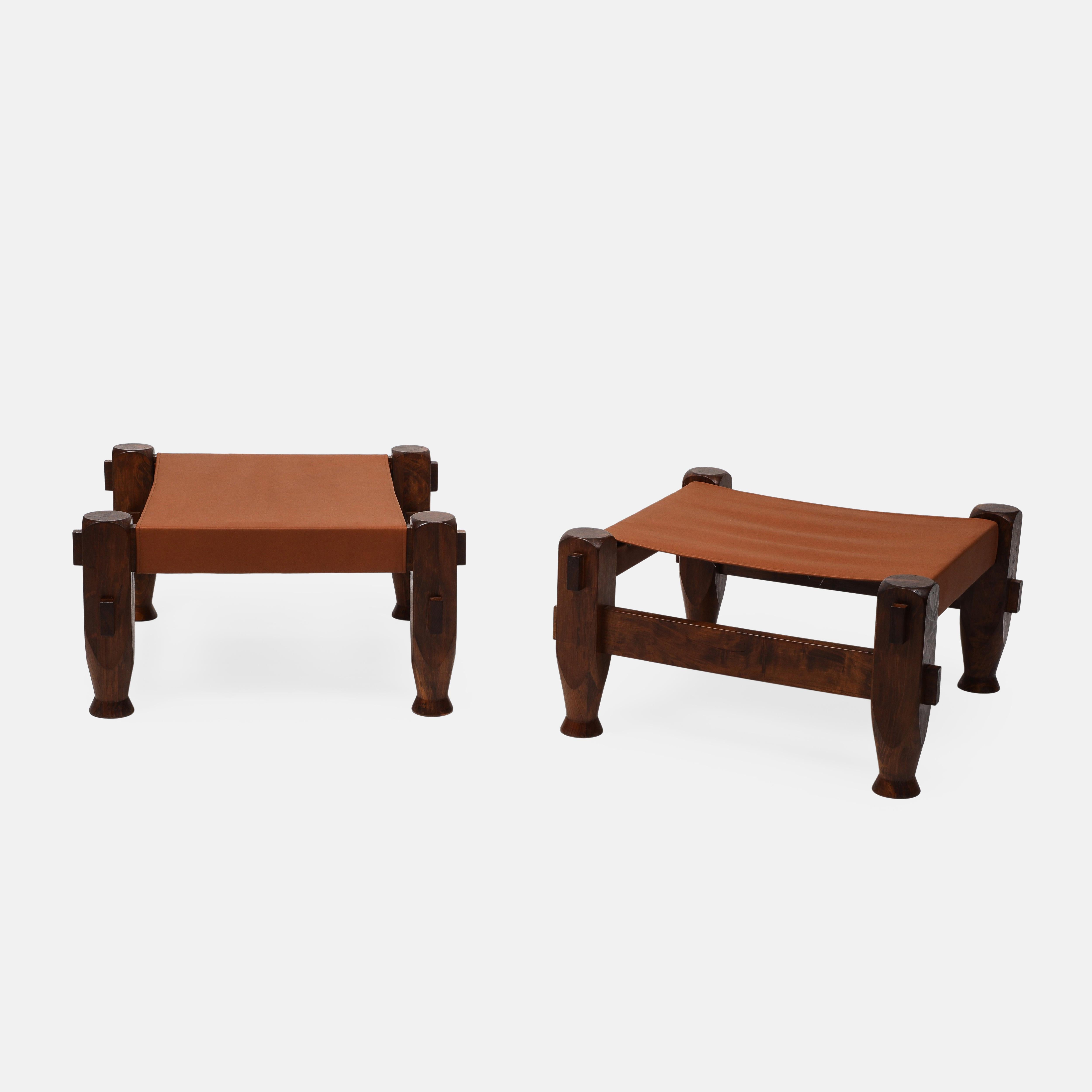 Pareja de taburetes cuadrados grandes de pino y cuero de silla de montar, modernos brasileños de mediados de siglo Brasileño en venta