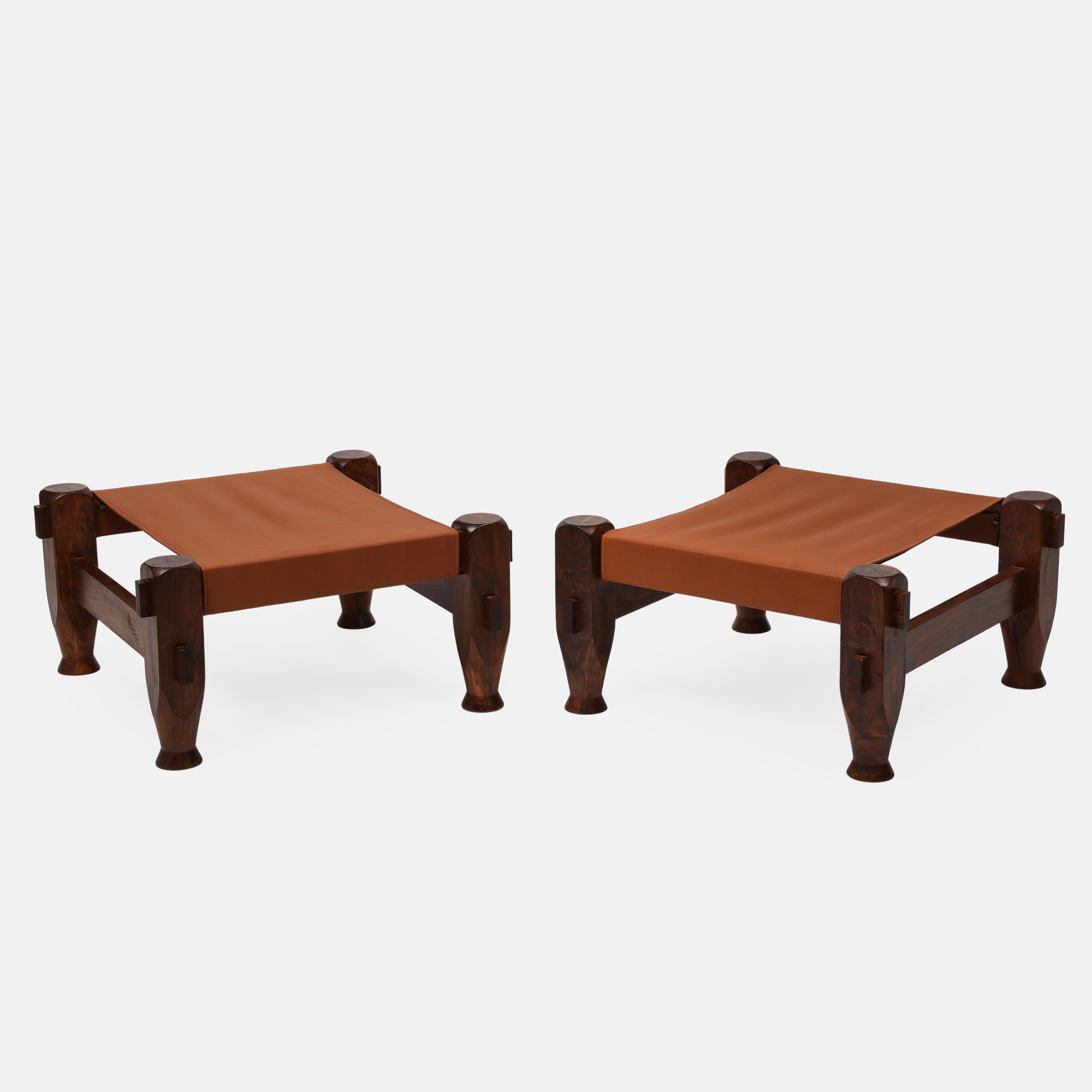 Pareja de taburetes cuadrados grandes de pino y cuero de silla de montar, modernos brasileños de mediados de siglo Manchado en venta