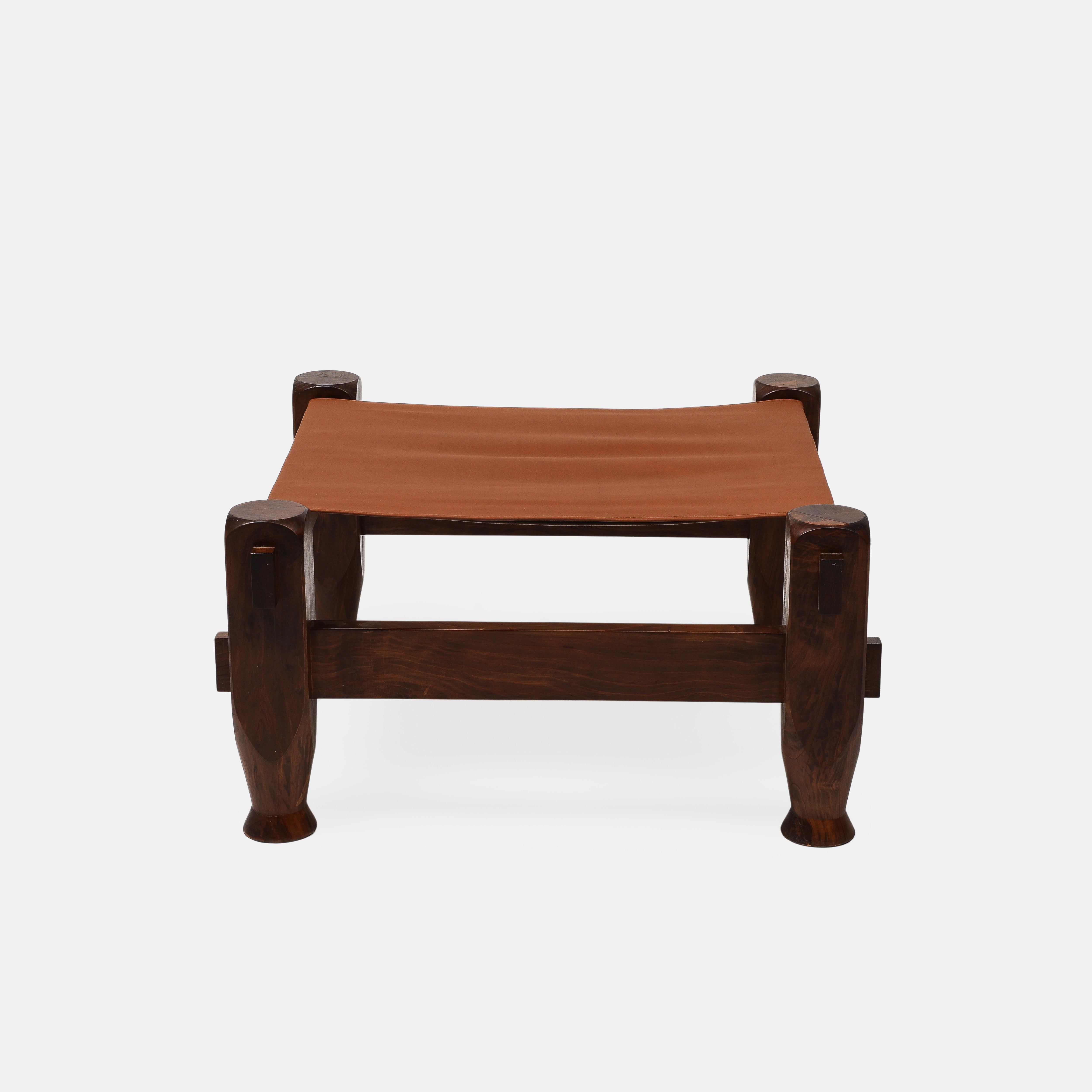Pareja de taburetes cuadrados grandes de pino y cuero de silla de montar, modernos brasileños de mediados de siglo en Bueno estado para la venta en New York, NY