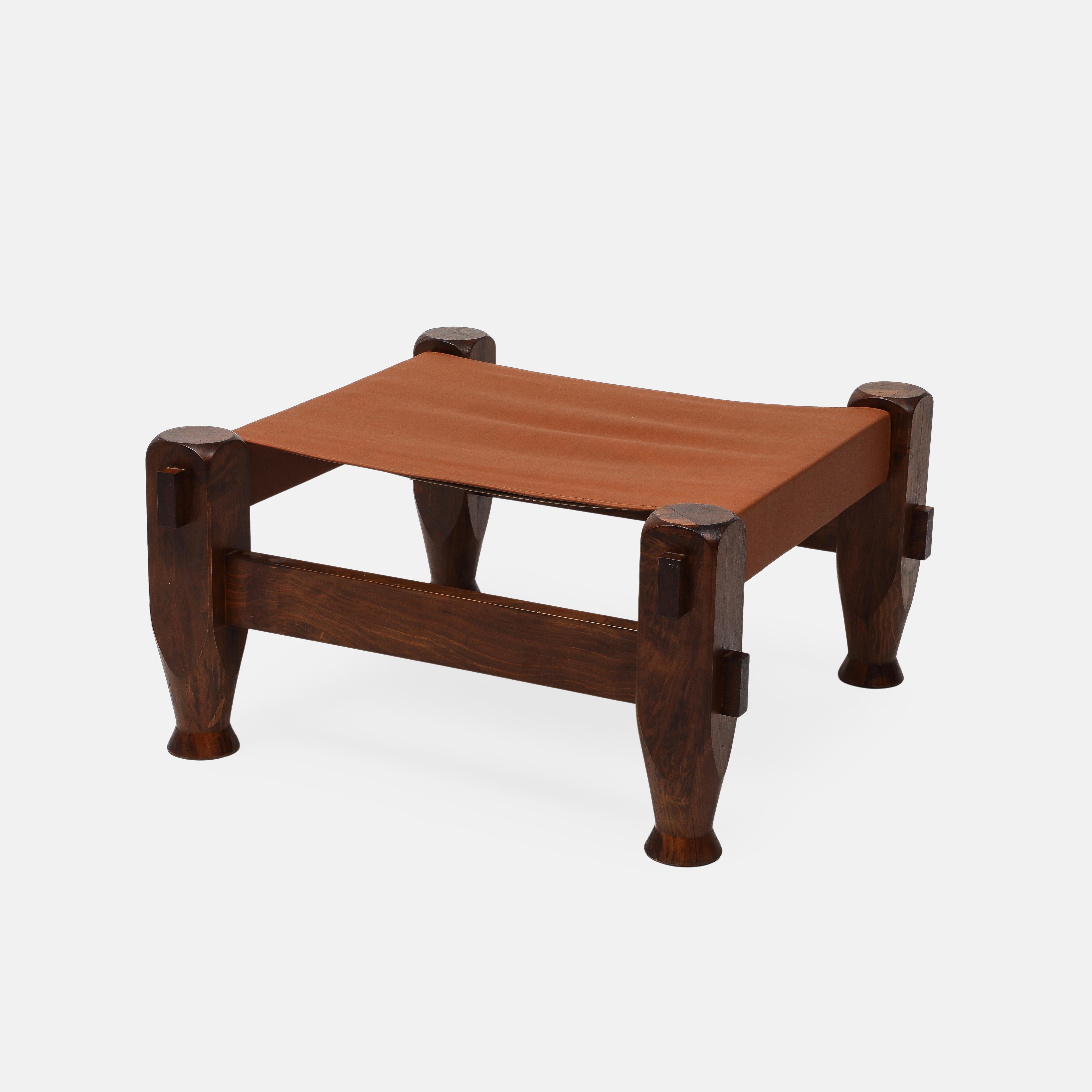 Pareja de taburetes cuadrados grandes de pino y cuero de silla de montar, modernos brasileños de mediados de siglo mediados del siglo XX en venta