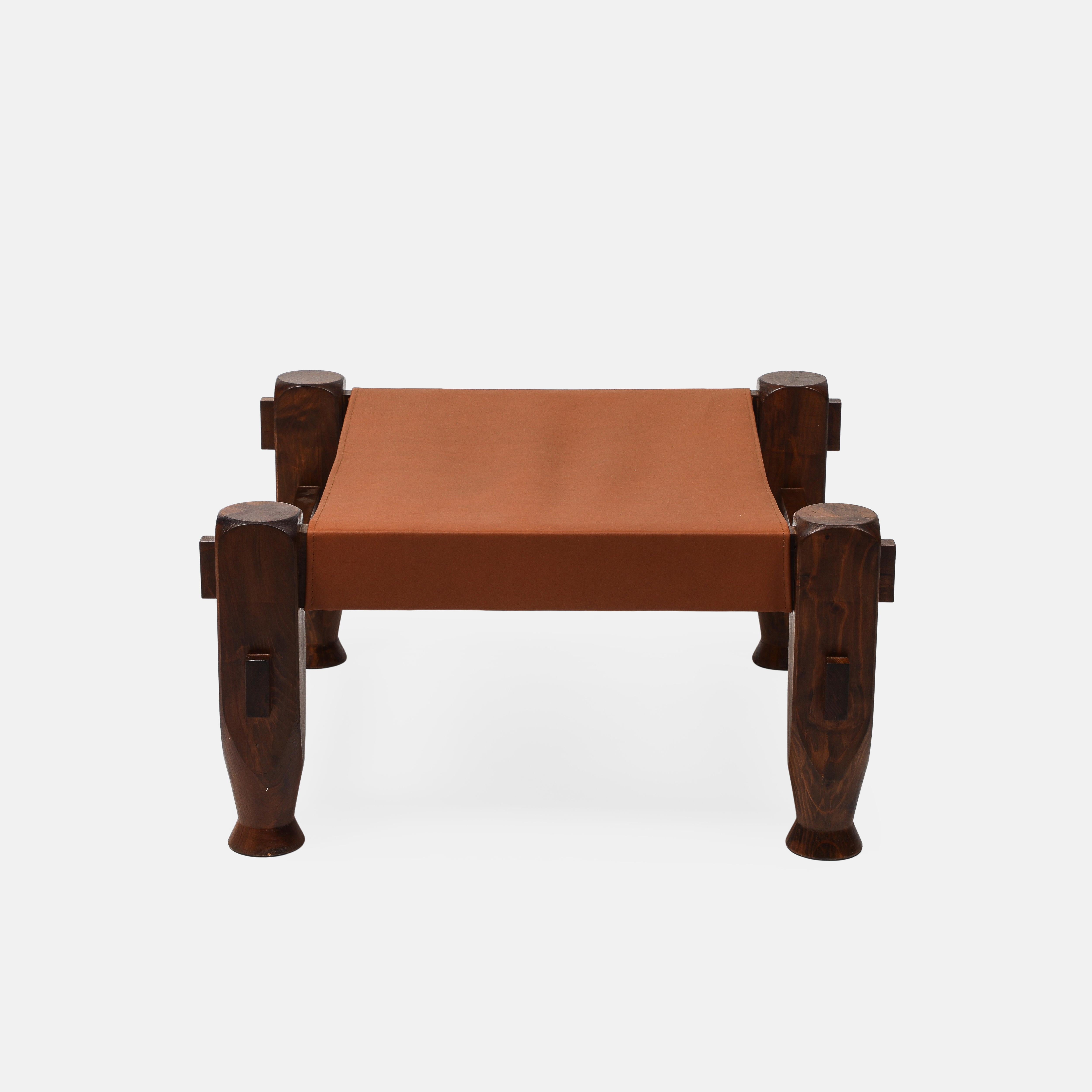 Pareja de taburetes cuadrados grandes de pino y cuero de silla de montar, modernos brasileños de mediados de siglo Cuero en venta