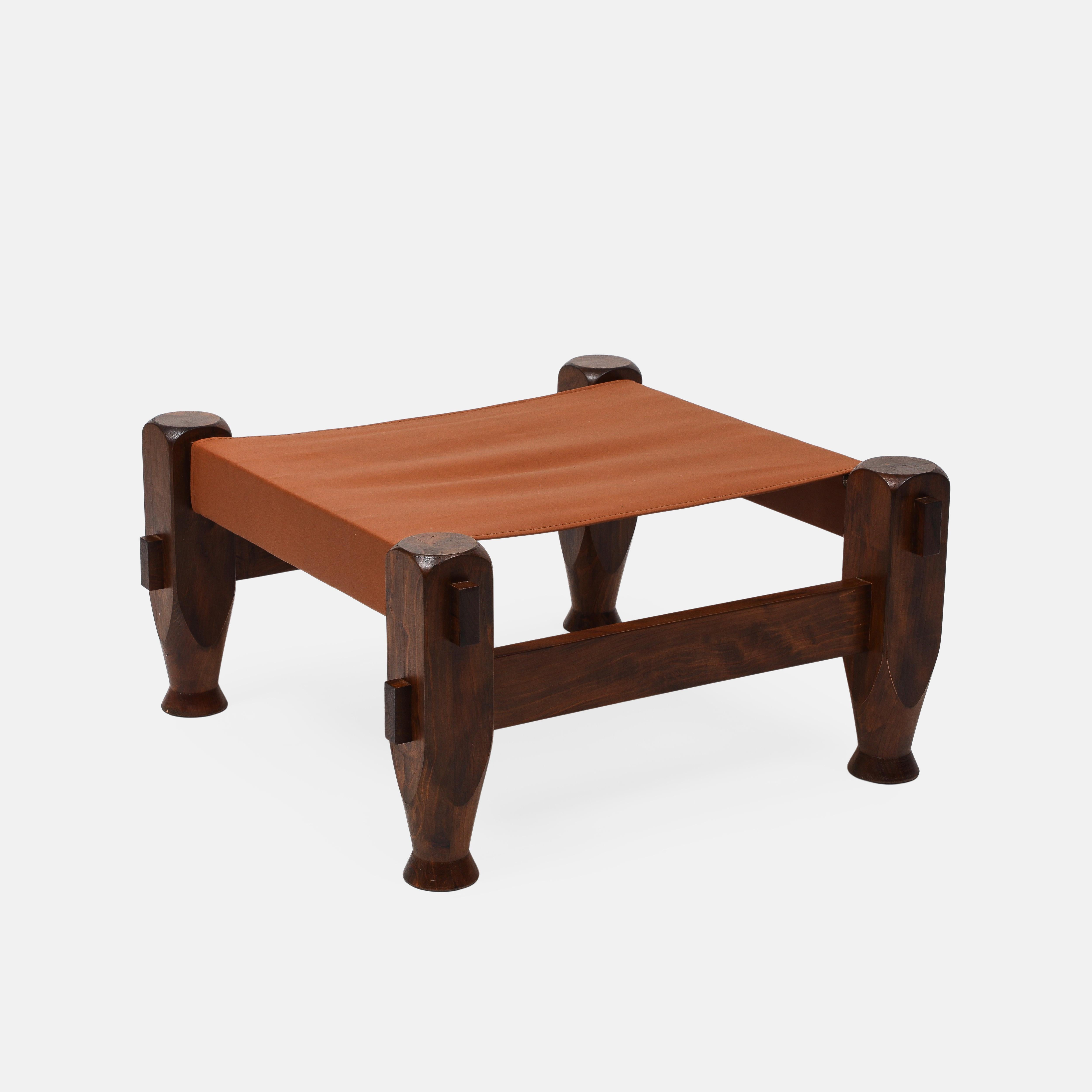 Pareja de taburetes cuadrados grandes de pino y cuero de silla de montar, modernos brasileños de mediados de siglo en venta 1