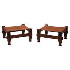 Pareja de taburetes cuadrados grandes de pino y cuero de silla de montar, modernos brasileños de mediados de siglo