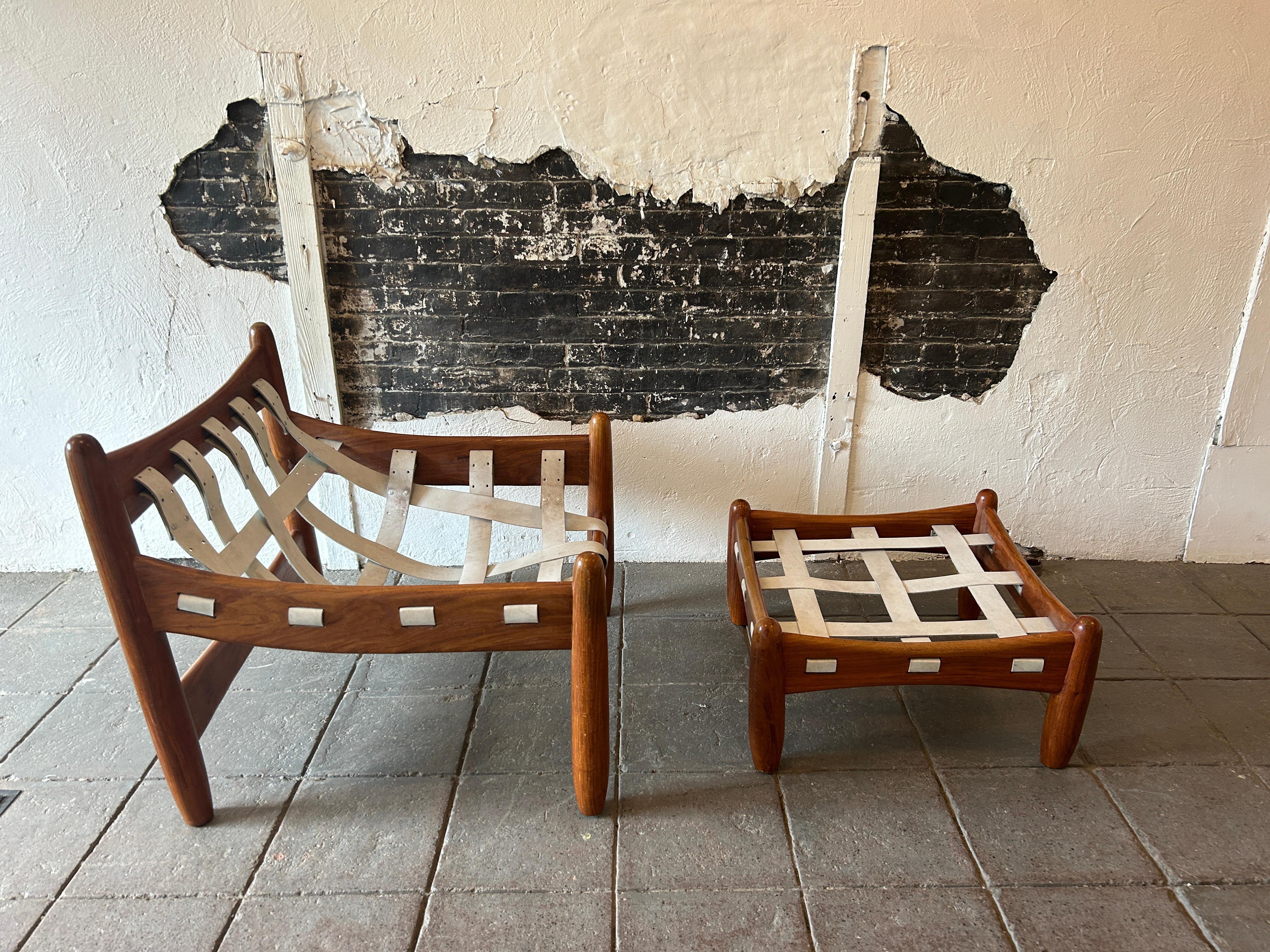 Brésilien Chaise longue et ottomane de style brésilien moderne du milieu du siècle Sergio Rodrigues 