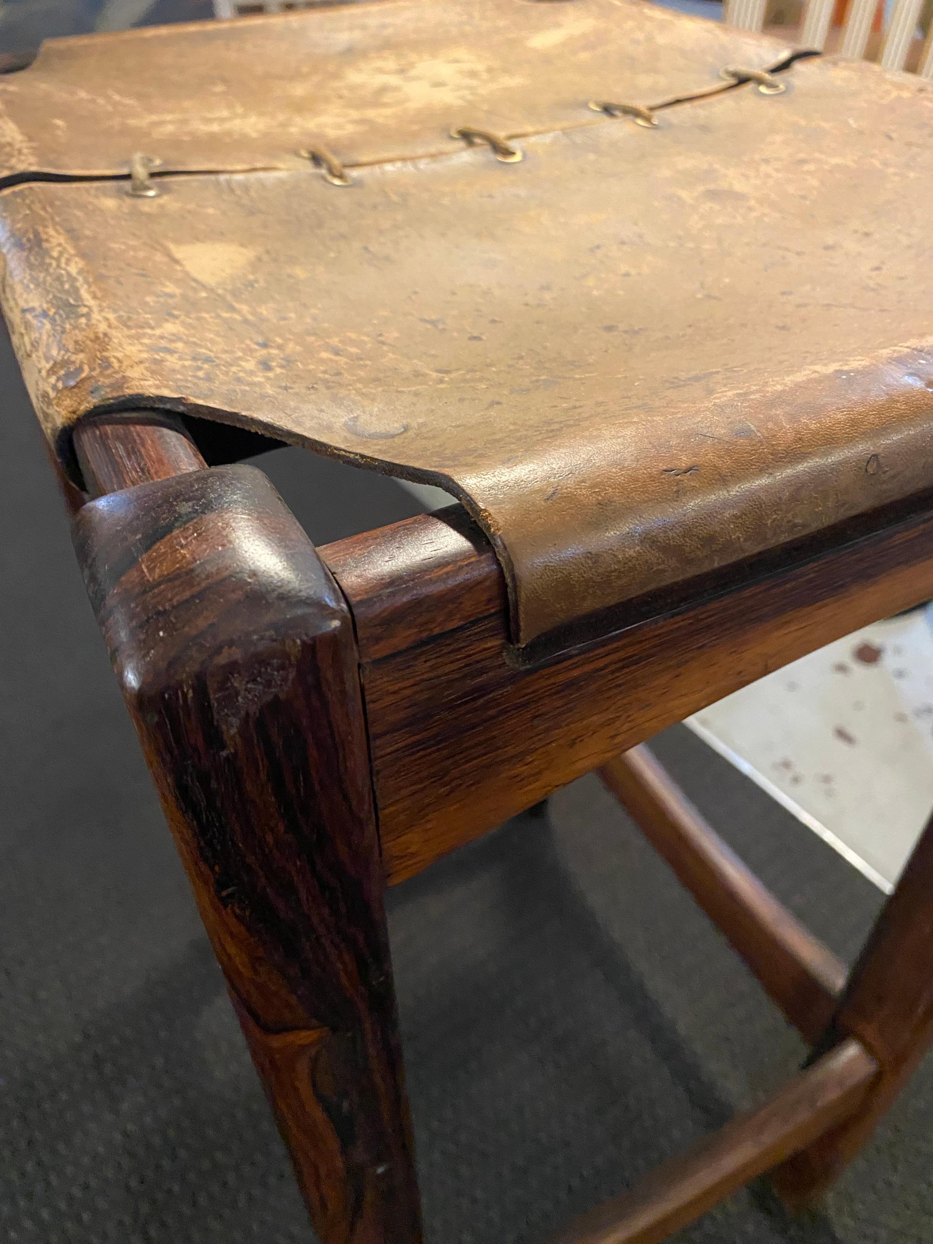 Mid-Century moderno Sgabello di metà secolo in palissandro brasiliano e pelle in vendita