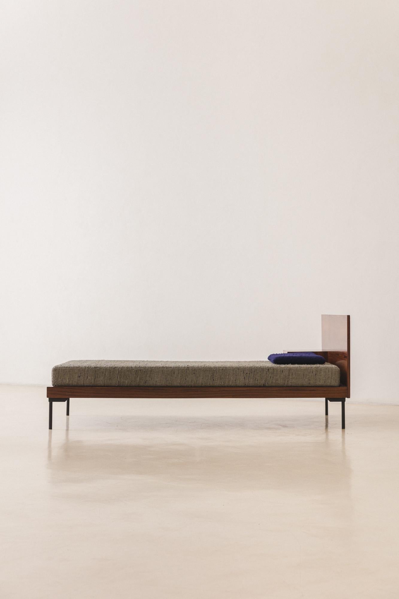 Hand-Woven Midcentury Brazilian Rosewood Daybed by Geraldo de Barros, Unilabor, c. 1954 For Sale