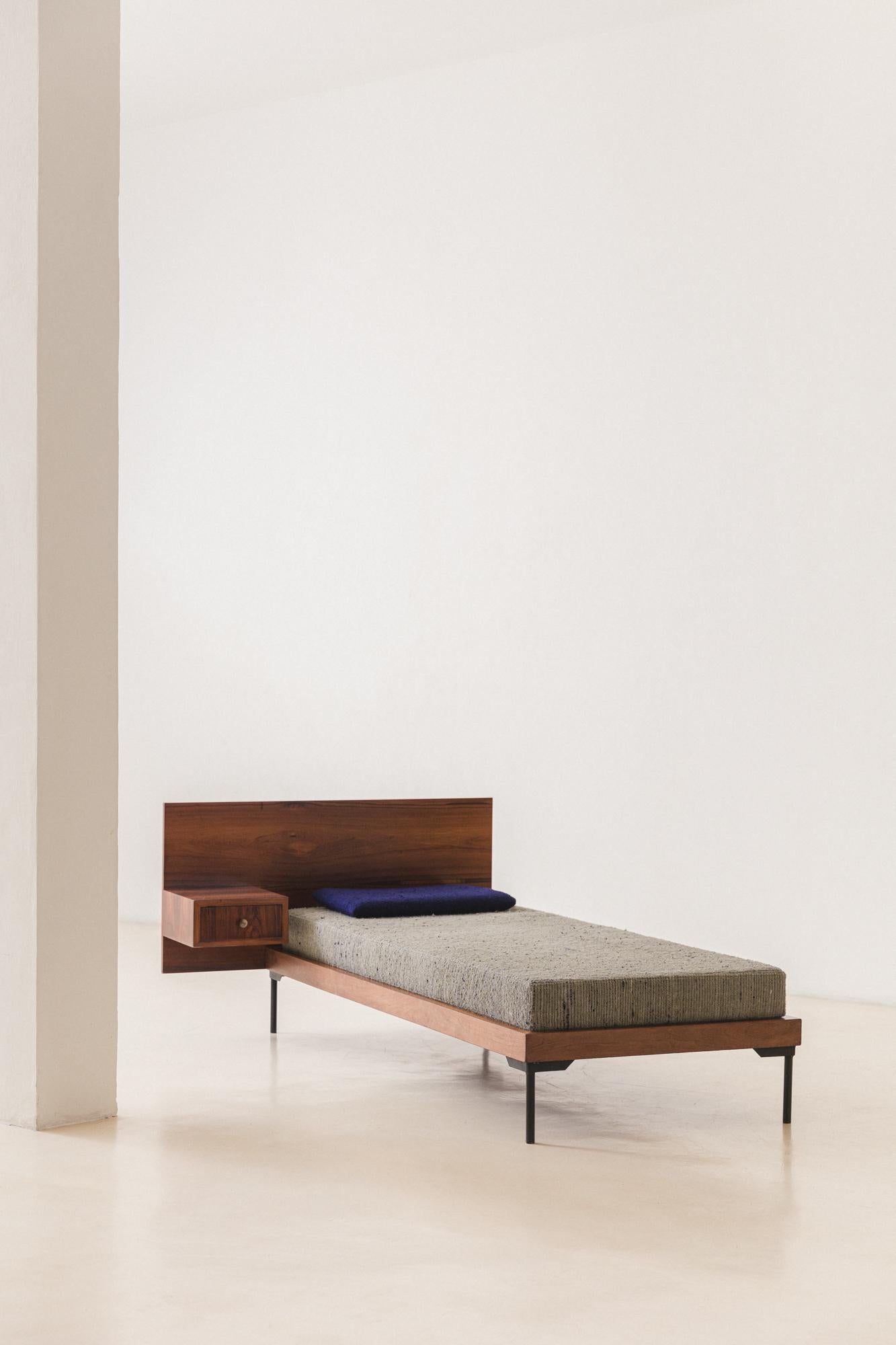 Midcentury Brazilian Rosewood Daybed by Geraldo de Barros, Unilabor, c. 1954 In Good Condition For Sale In New York, NY