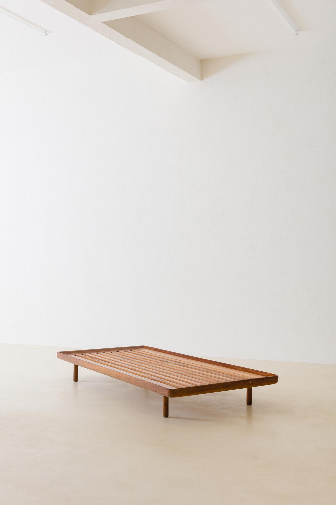 Mid-Century Modern Midcentury Brazilian Rosewood Luxor Daybed by Sergio Rodrigues, 1962 For Sale