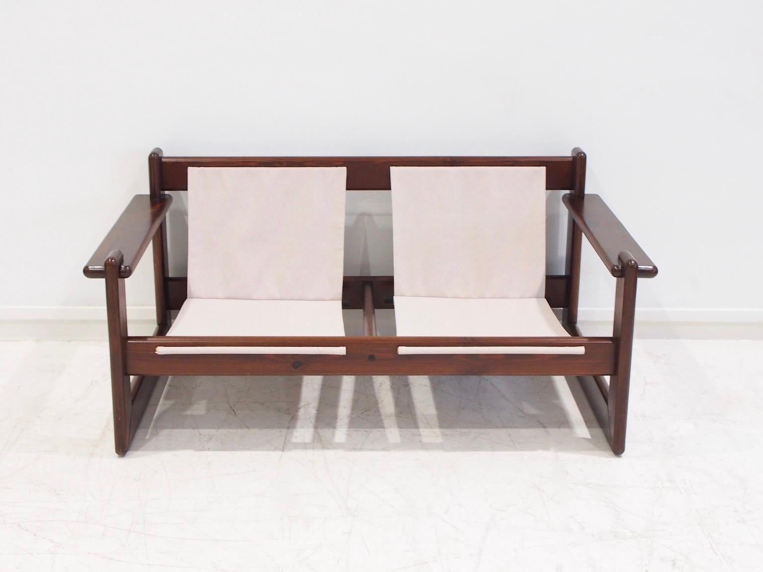 Canapé du milieu du 20e siècle avec structure en bois de noyer plaqué et sièges en tissu de toile beige. Fabriqué au Brésil dans les années 1960. La structure du canapé a été remise à neuf et le tissu d'origine a été remplacé. De plus, certaines