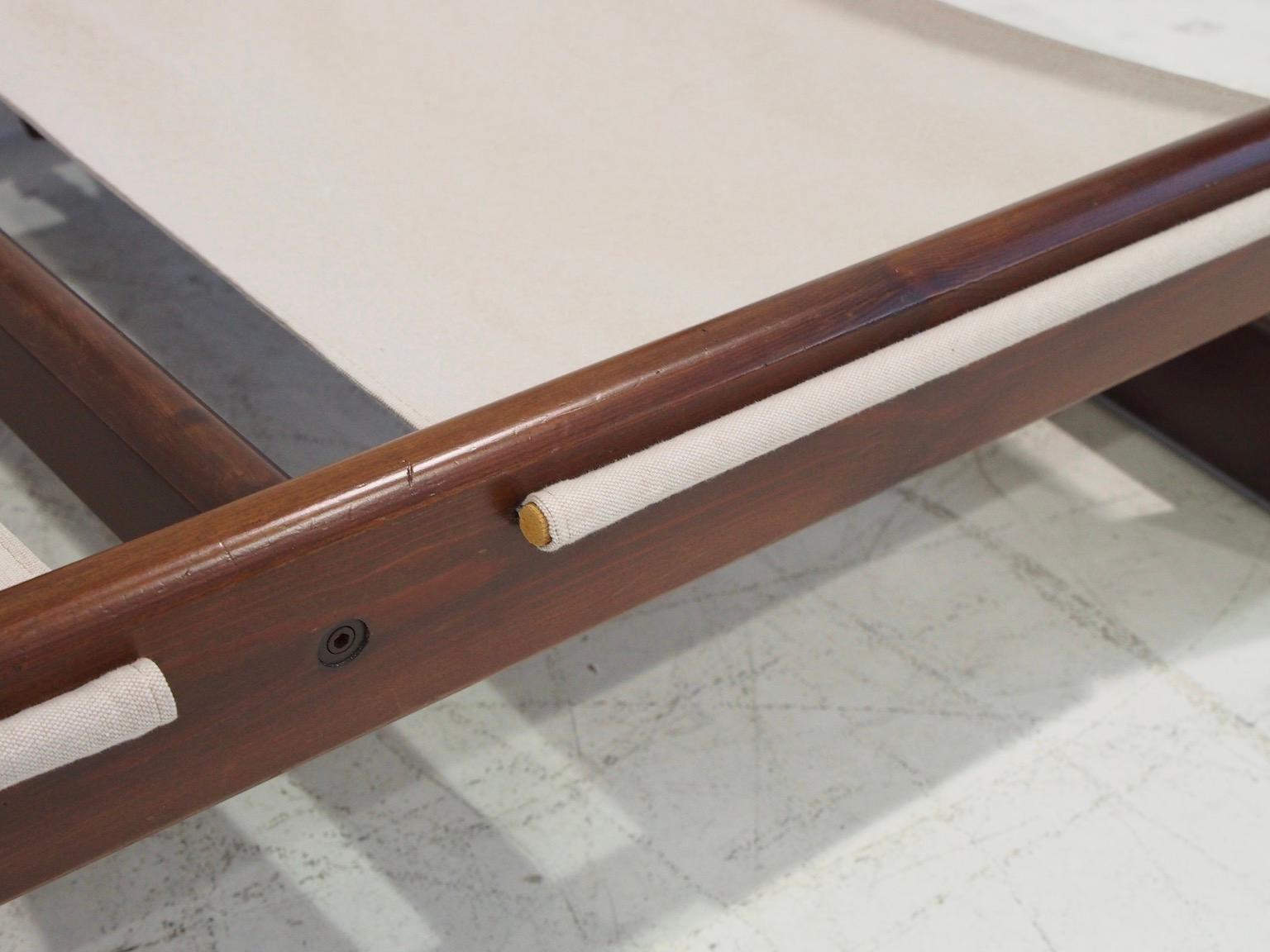 20ième siècle Canapé en noyer brésilien et toile du milieu du siècle en vente