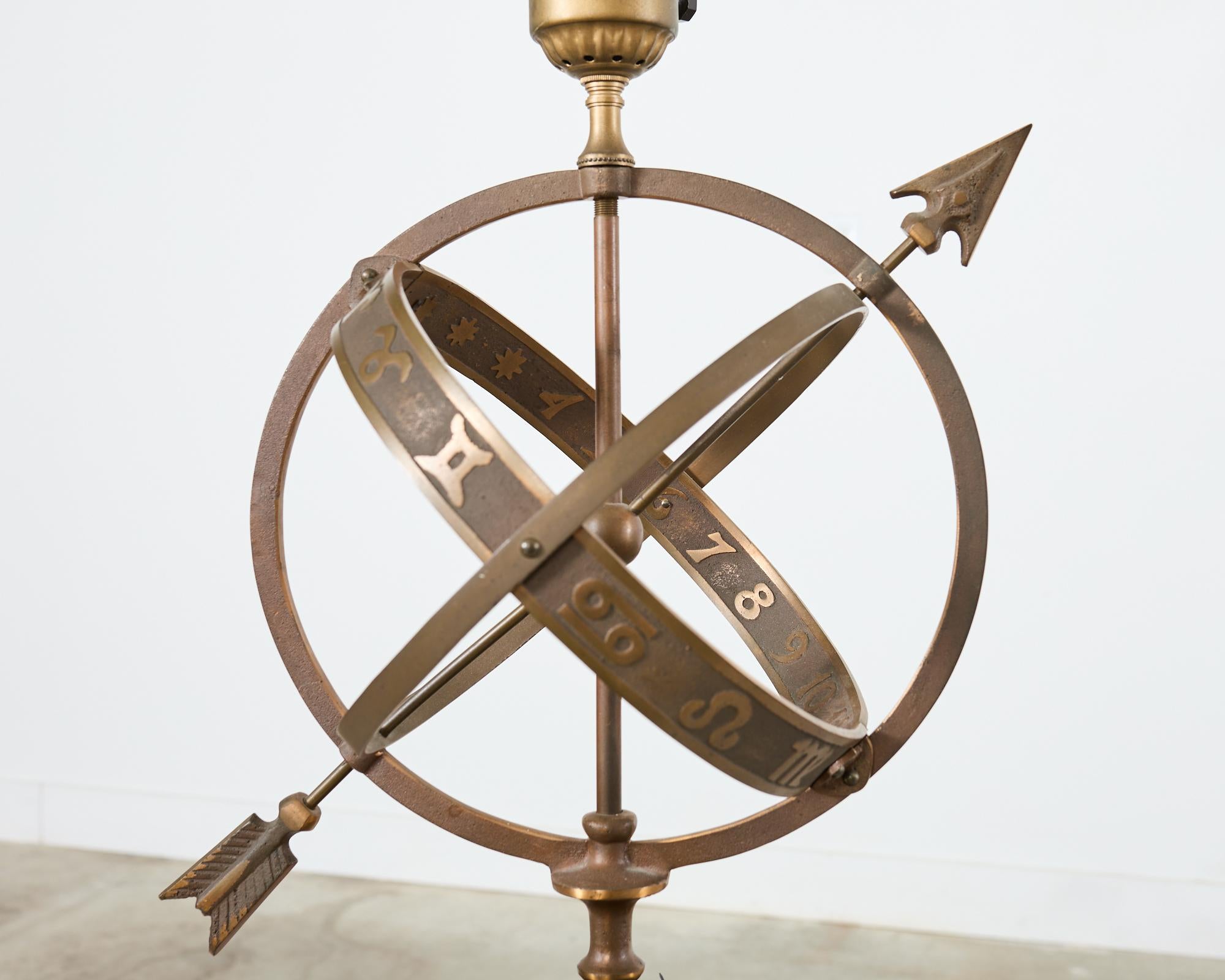 Patiné Lampe astrologique armillaire en bronze du milieu du siècle dernier par Frederick Cooper en vente