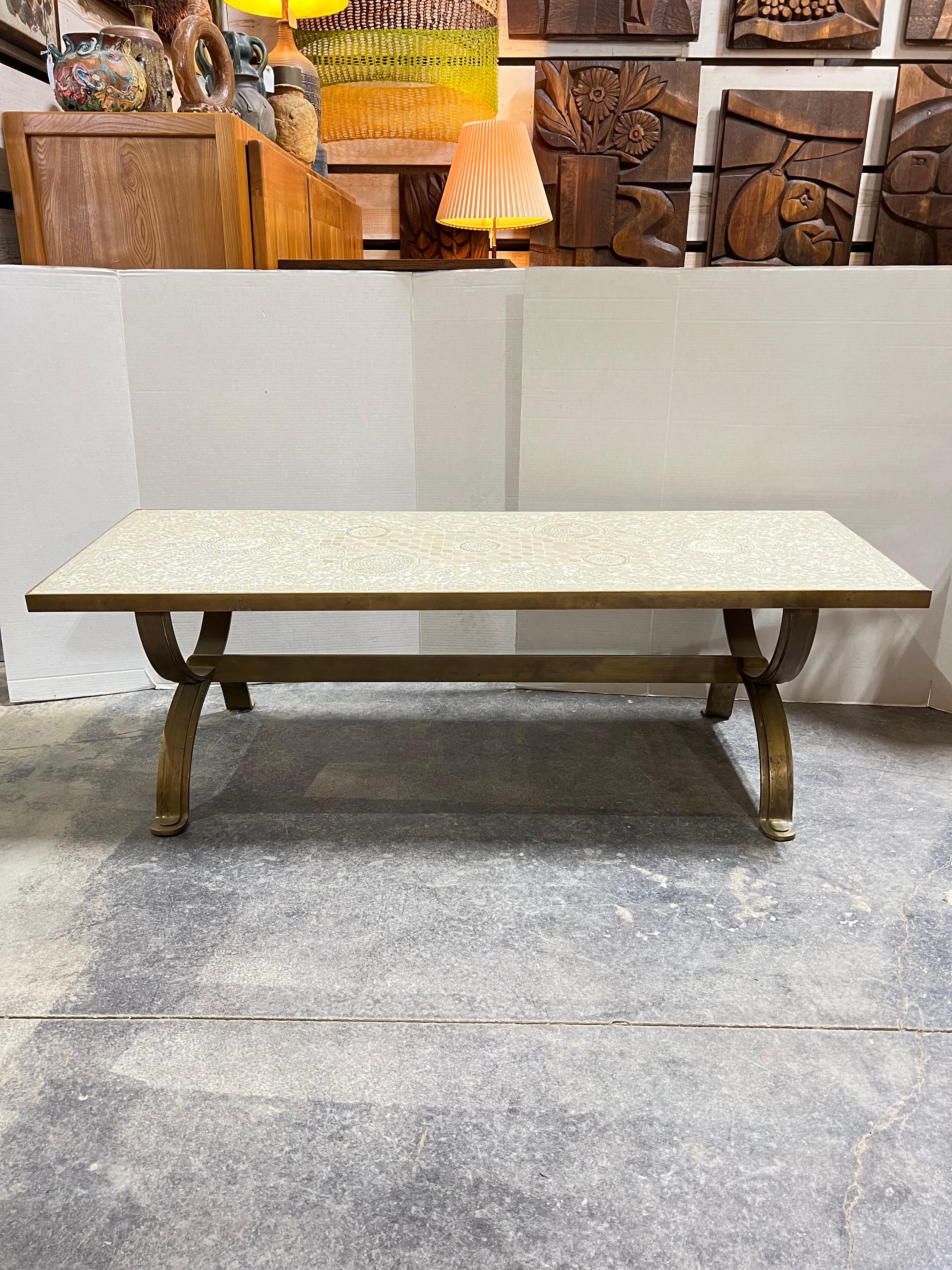 Table basse à base de bronze du milieu du siècle avec un plateau en céramique fait à la main. 