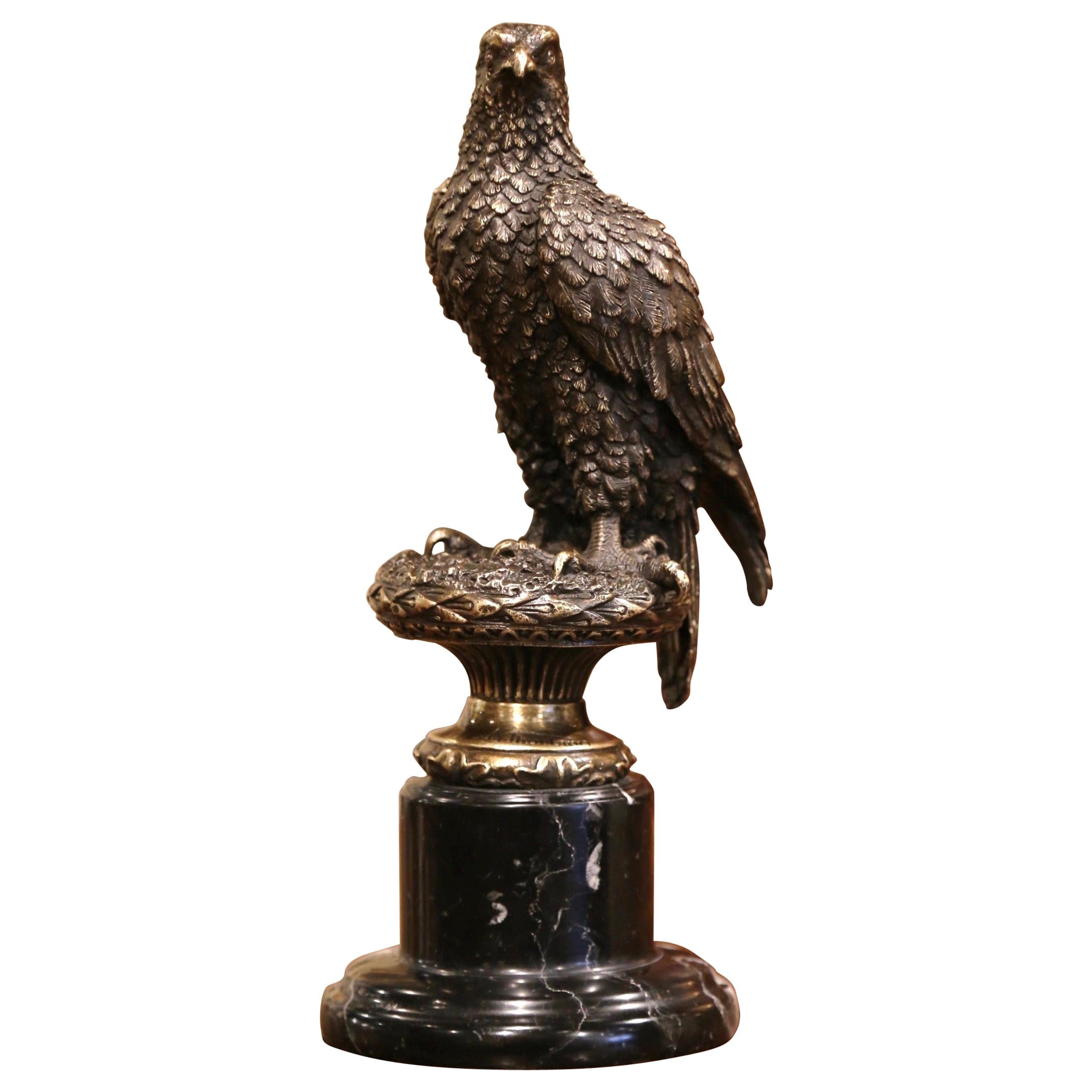 Sculpture d'aigle en bronze du milieu du siècle sur base de marbre signée Archibald Thorburn