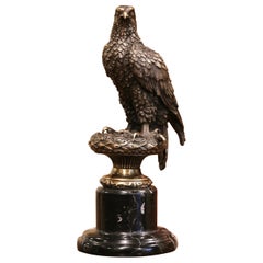 Sculpture d'aigle en bronze du milieu du siècle sur base de marbre signée Archibald Thorburn
