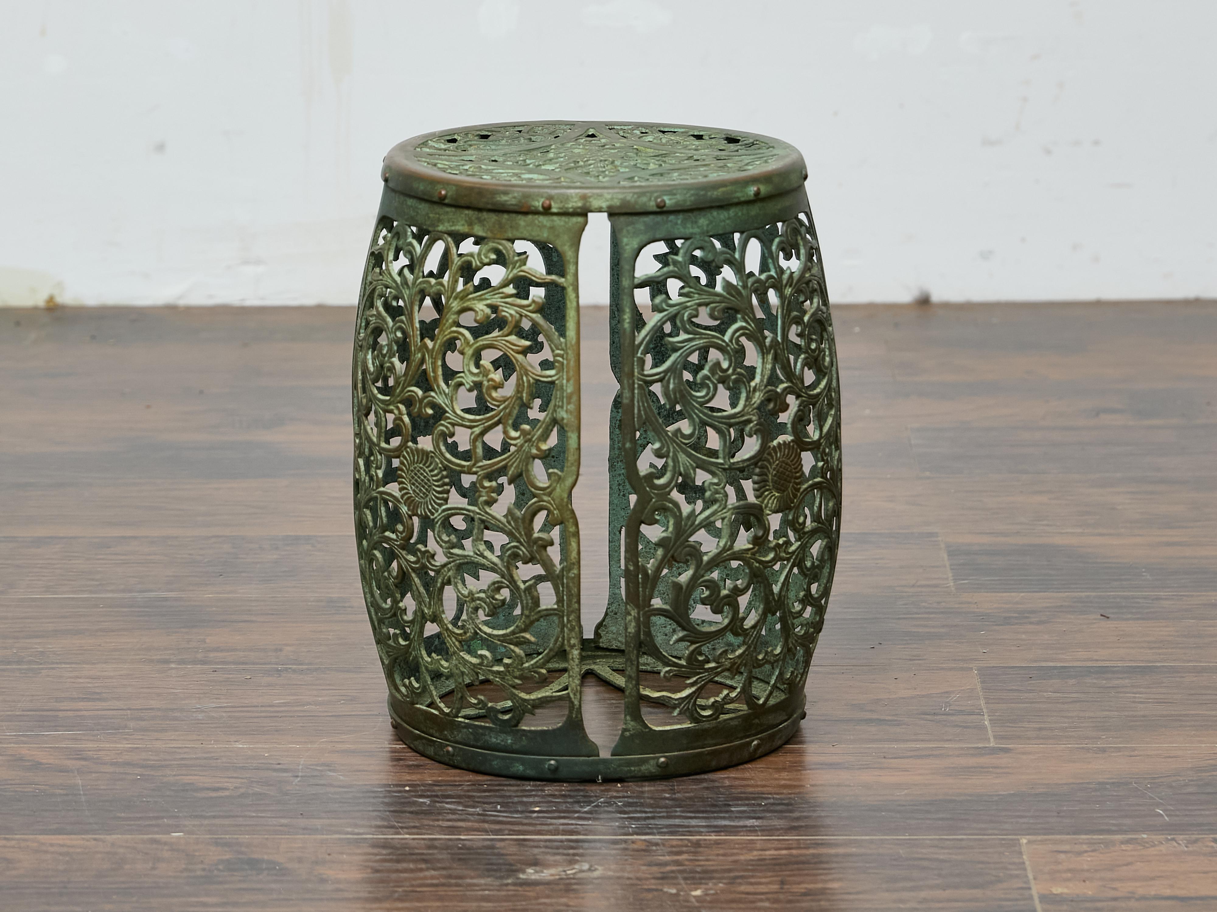 Dieser bronzene Gartensitzplatz aus der Mitte des Jahrhunderts verbindet chinesische Designeinflüsse mit skulpturalem Midcentury-Flair. Das aus massiver Bronze gegossene Stück mit reicher, verwitterter Patina weist in seinem tonnenförmigen Rahmen