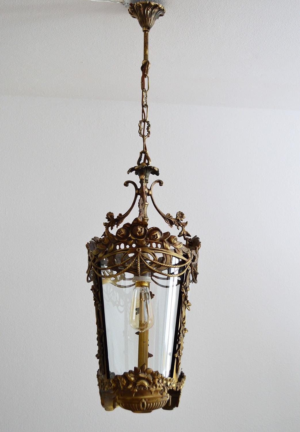 Beautiful Italian lantern made of heavy strong bronze with flower decors and garlands of the 1950s.
With original canopy also made of bronze.
The original glasses are in excellent condition. The wiring has been exchanged some years ago and is in