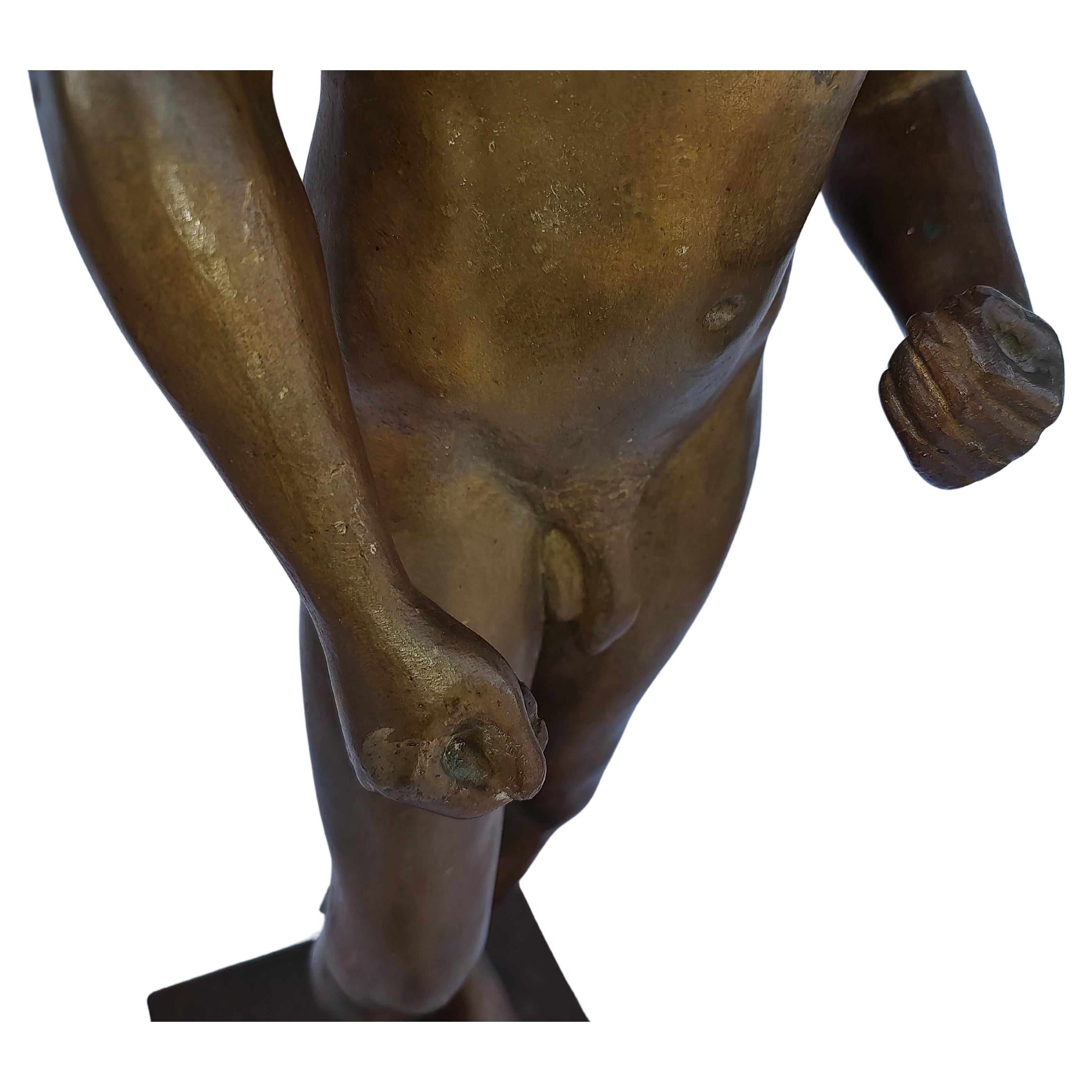 Fabelhafte Bronze eines großen, nackten Mannes. Arme nach vorne ausstrecken. Gießereistempel Guss Barth Rinteln. Groß 29,5 hoch und schwer. In ausgezeichnetem Zustand.