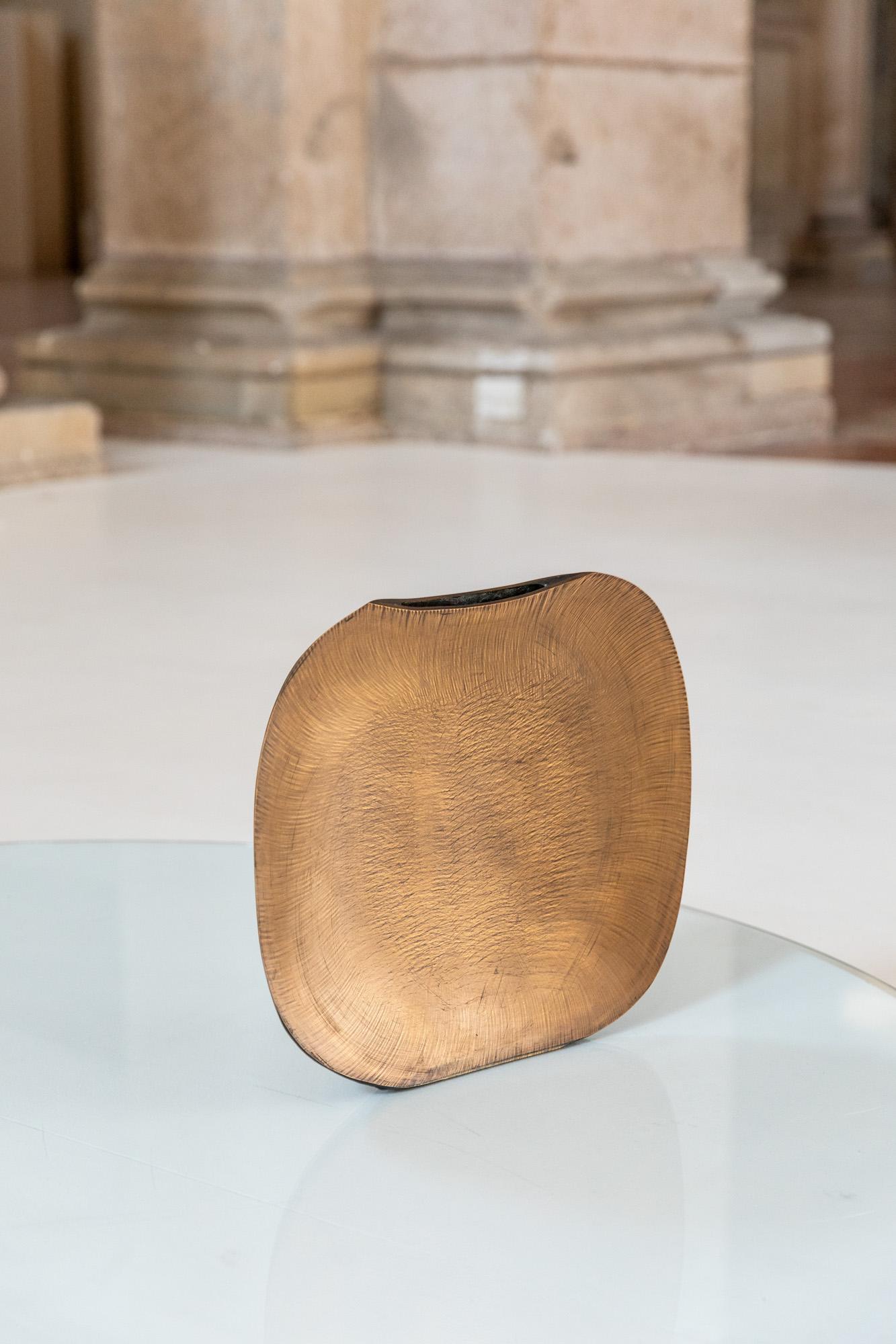 Seltene Vase aus patinierter Goldbronze, die Lorenzo Burchiellaro zugeschrieben wird, mit eigentümlichen  konkave Form
Italien, 1970 ca.

Lorenzo Burchiellaro ist ein italienischer Designer und Bildhauer. Sein bevorzugtes MATERIAL waren alle Arten