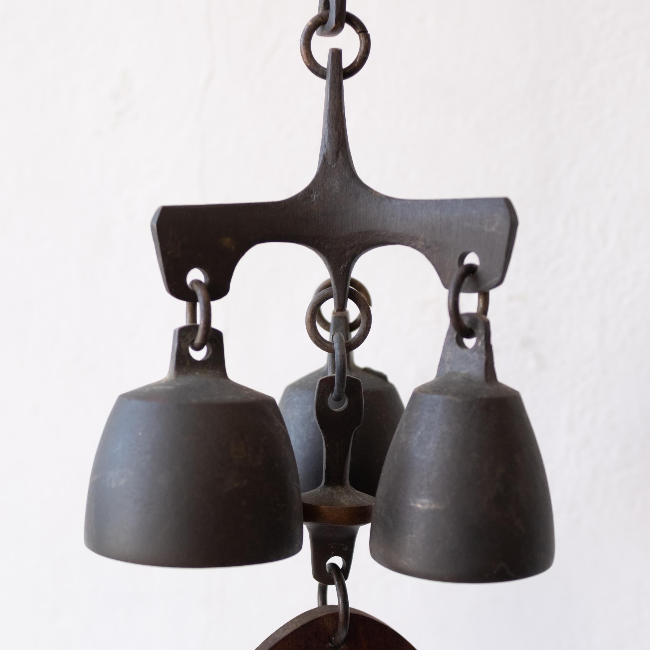 Américain Assemblage de cloche à vent en bronze du milieu du siècle 1960 en vente
