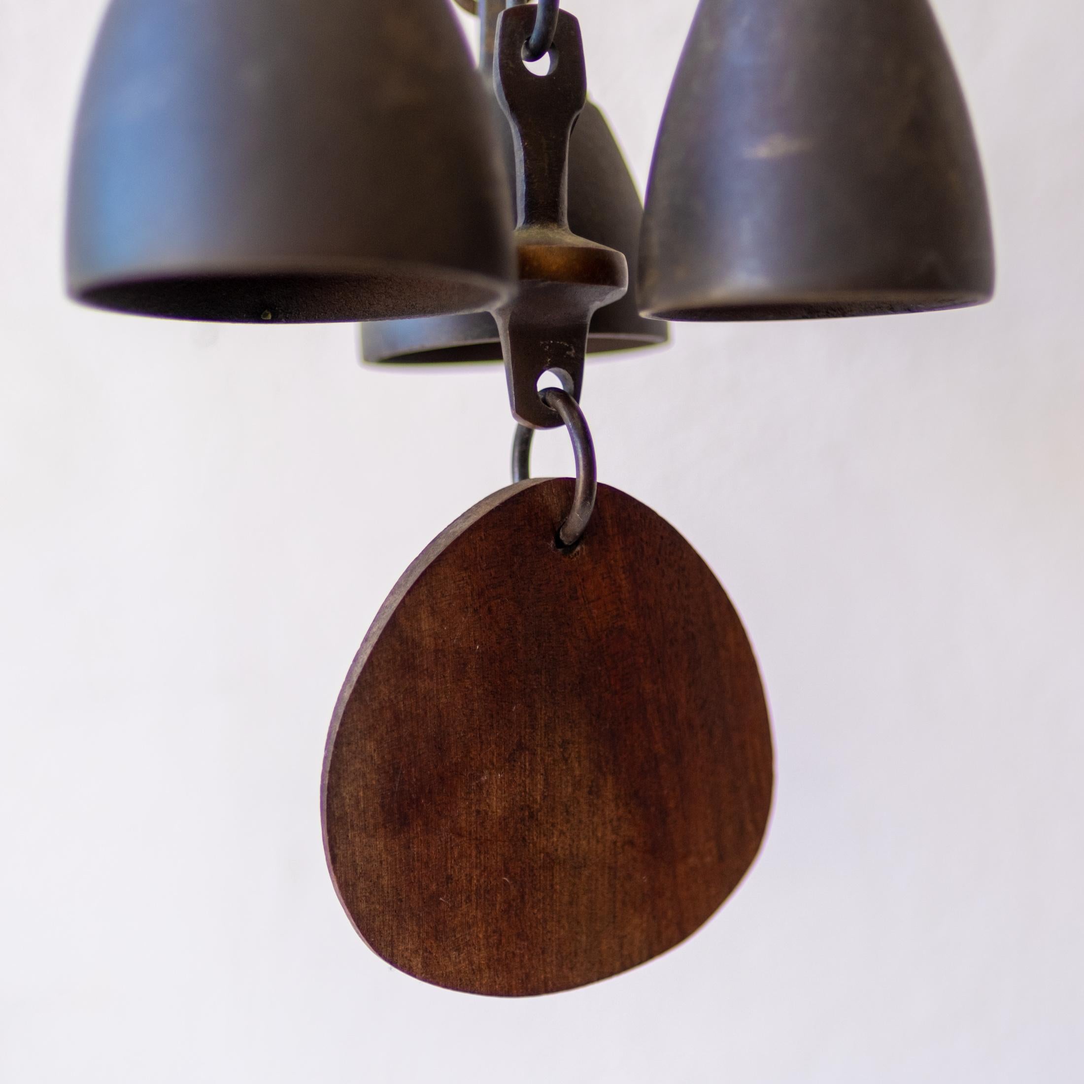 Milieu du XXe siècle Assemblage de cloche à vent en bronze du milieu du siècle 1960 en vente