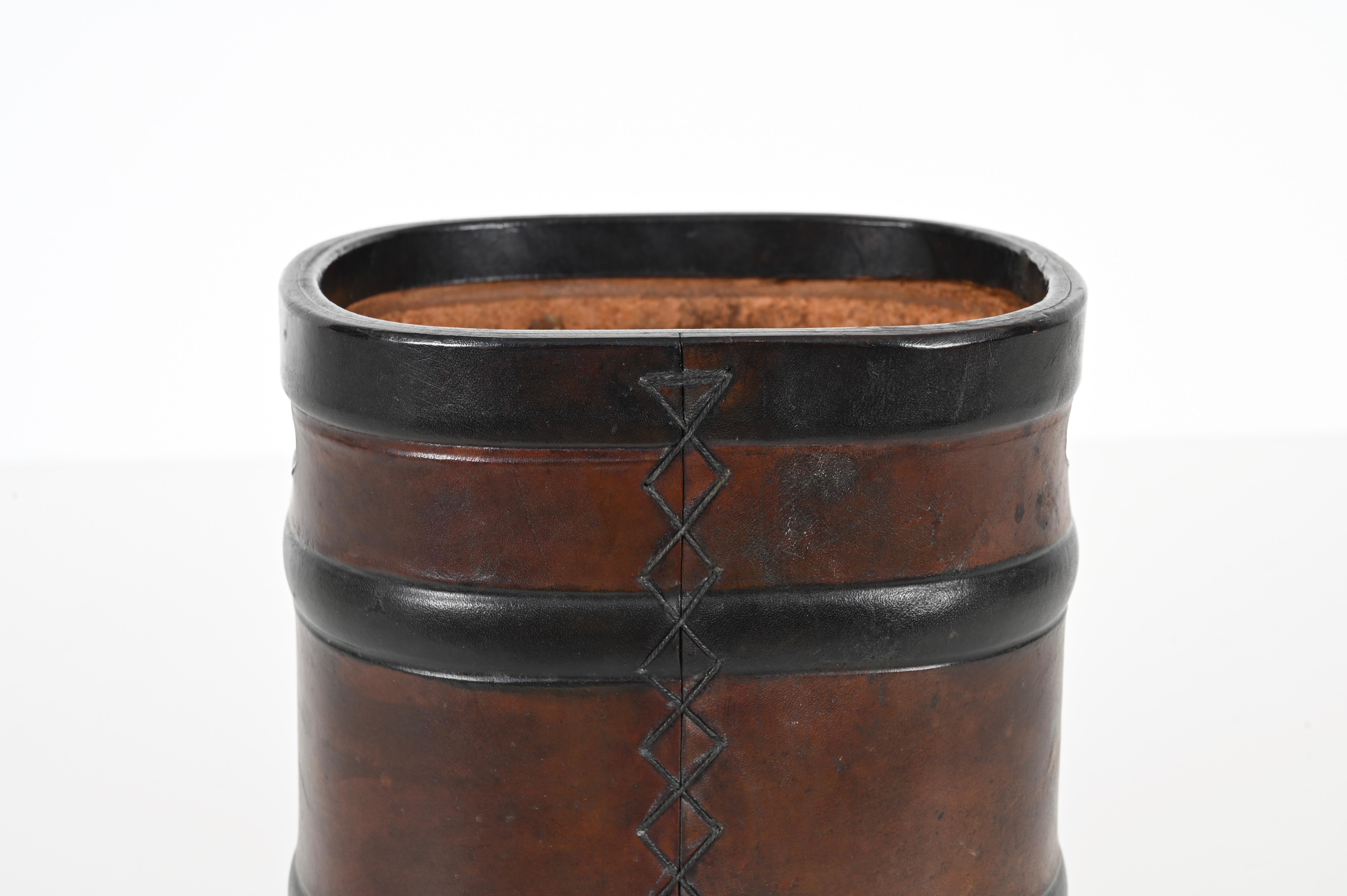 Cesta decorativa italiana de mitad de siglo en cuero marrón y negro, papelera, años 70 Italiano en venta