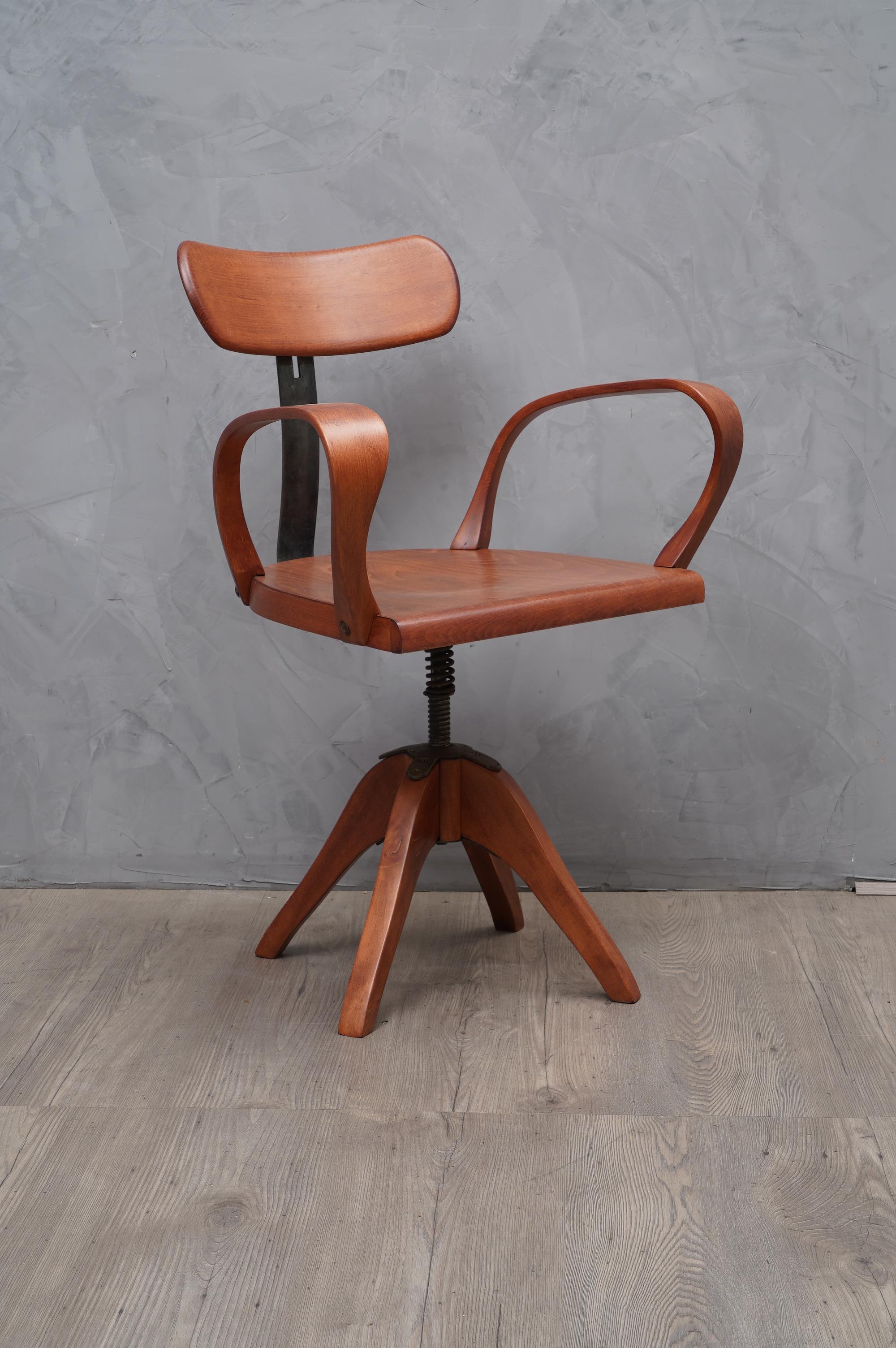 Beautiful desk chair in beechwood, with a very warm and patinated light brown color. Particular its design starting from the armrests to get to the backrest.

The swivel chair has a beechwood structure with iron parts that join the wooden parts.