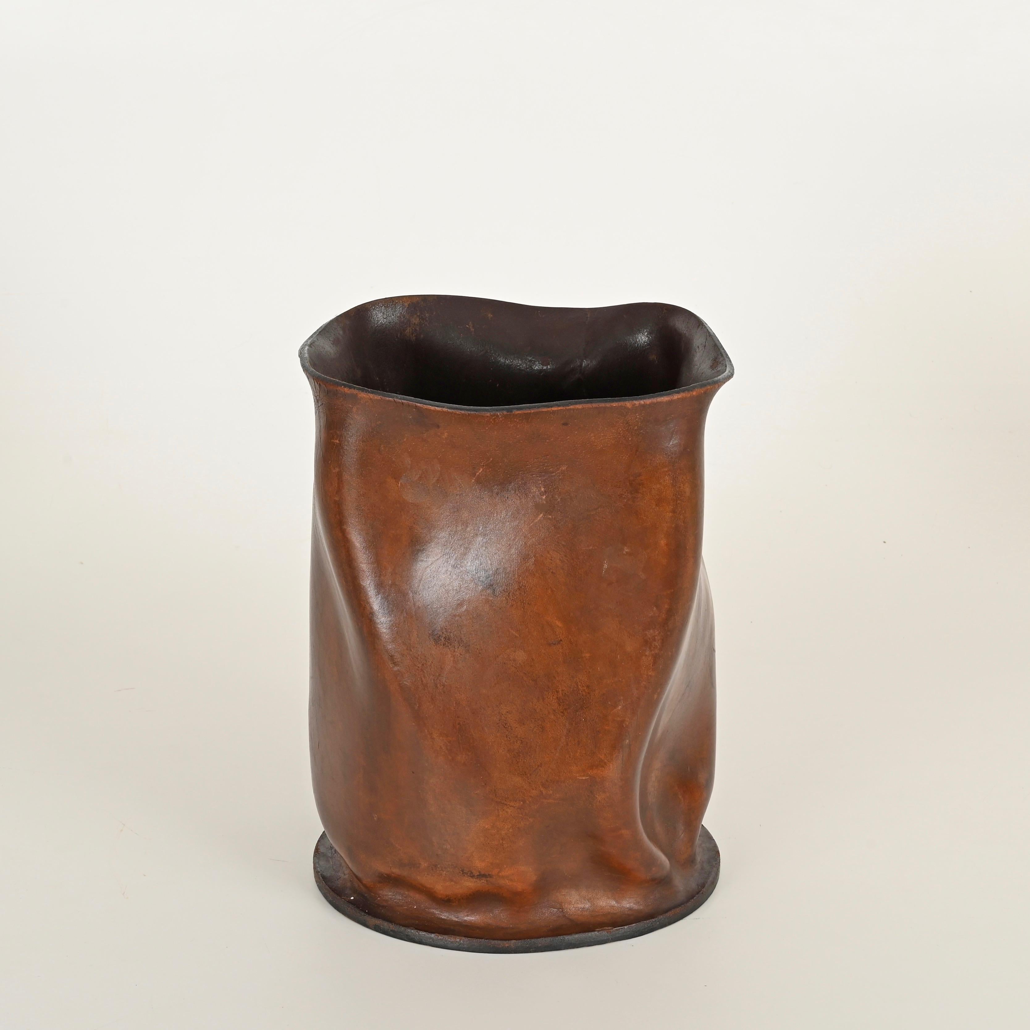 Spectacular Mid-Century decorative wastepaper basket, entirely crafted from full-grain curved Italian leather. This incredibly elegant piece was produced in Italy during the 1950s and is signed on the bottom.

In fabulous vintage condition and with