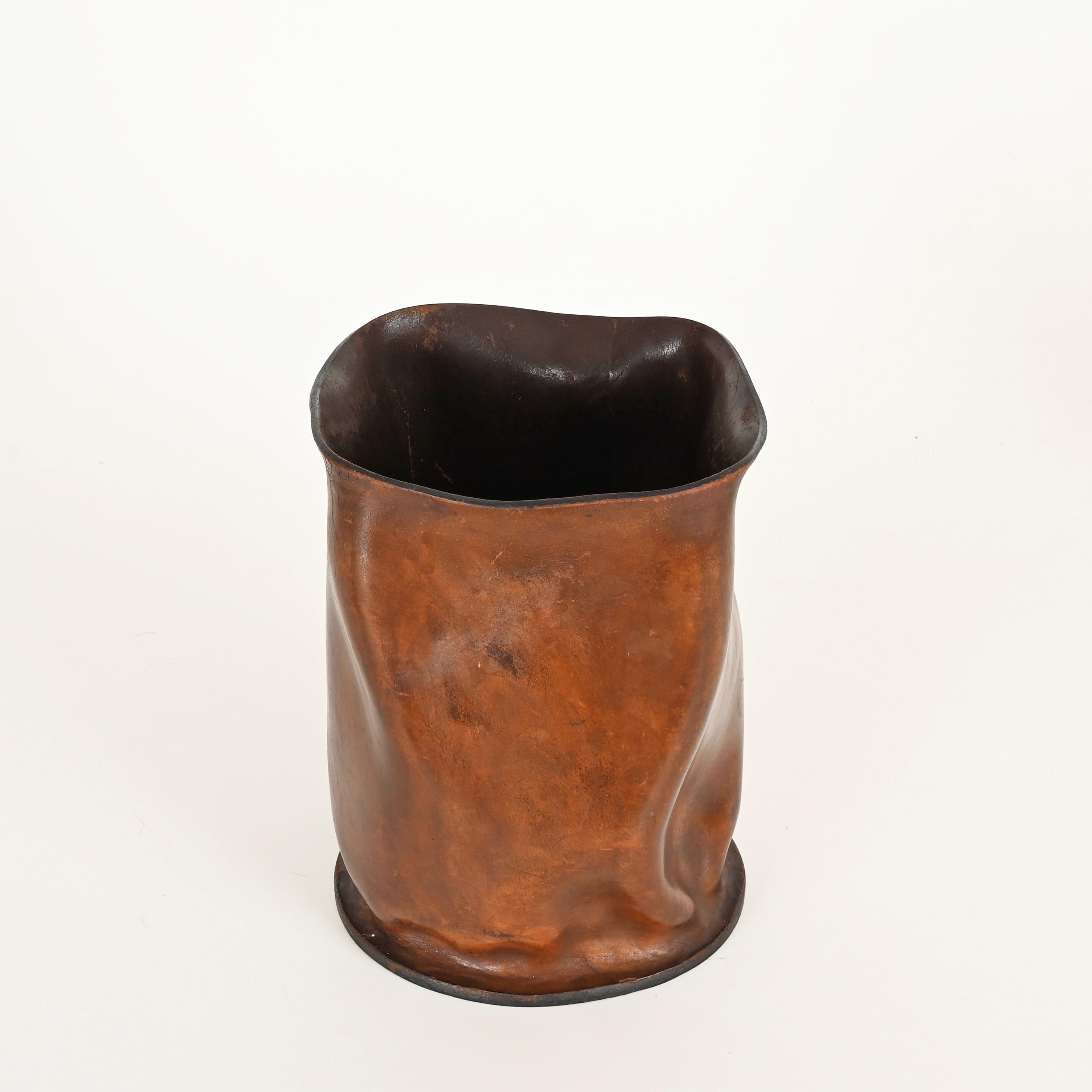 Midcentury Brown Italian Leather Decorative Wastepaper Basket, Nova Tecno, 1950s In Good Condition For Sale In Roma, IT