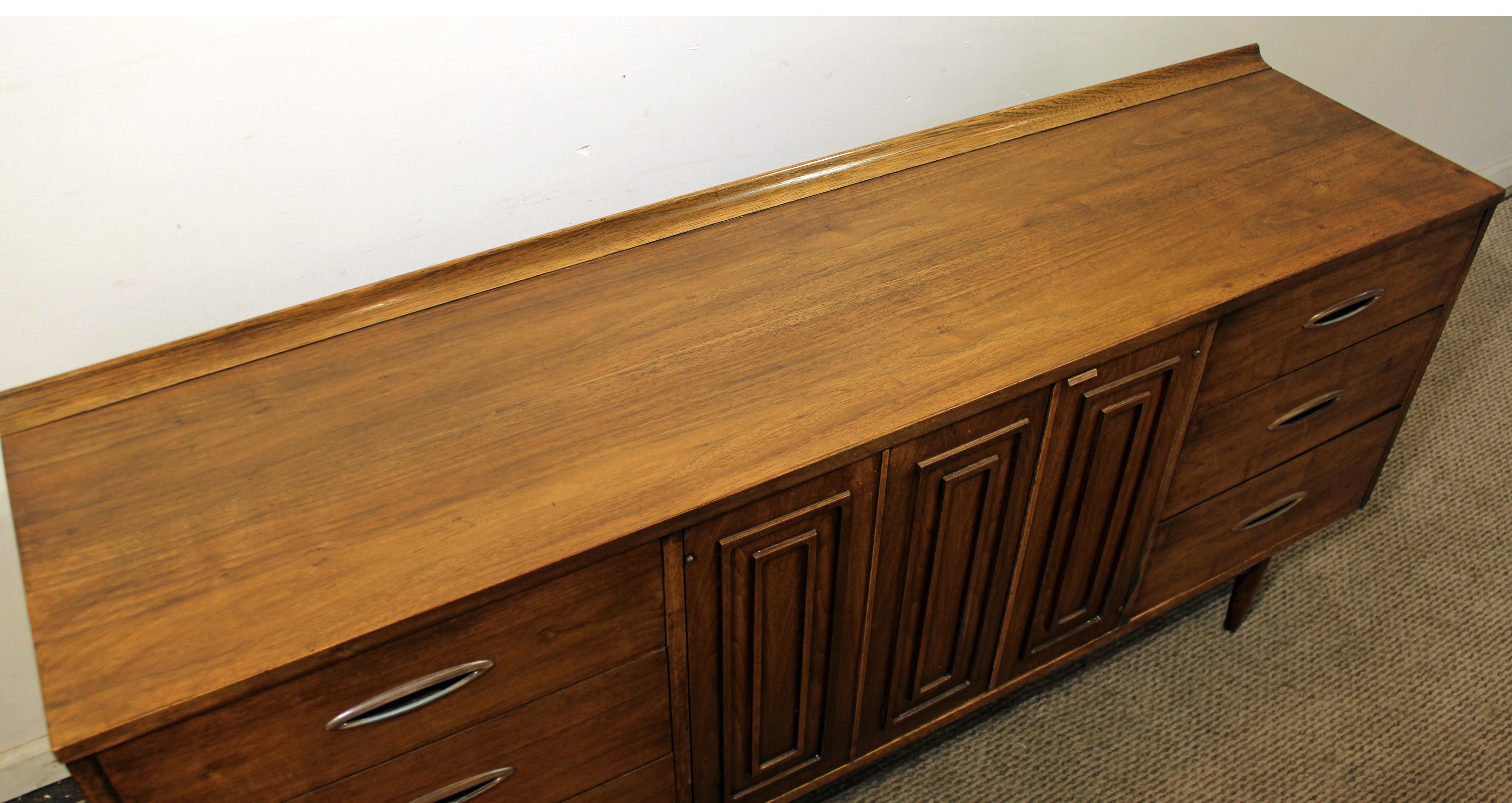 Midcentury Broyhill Sculptra Walnut Credenza In Good Condition In Wilmington, DE