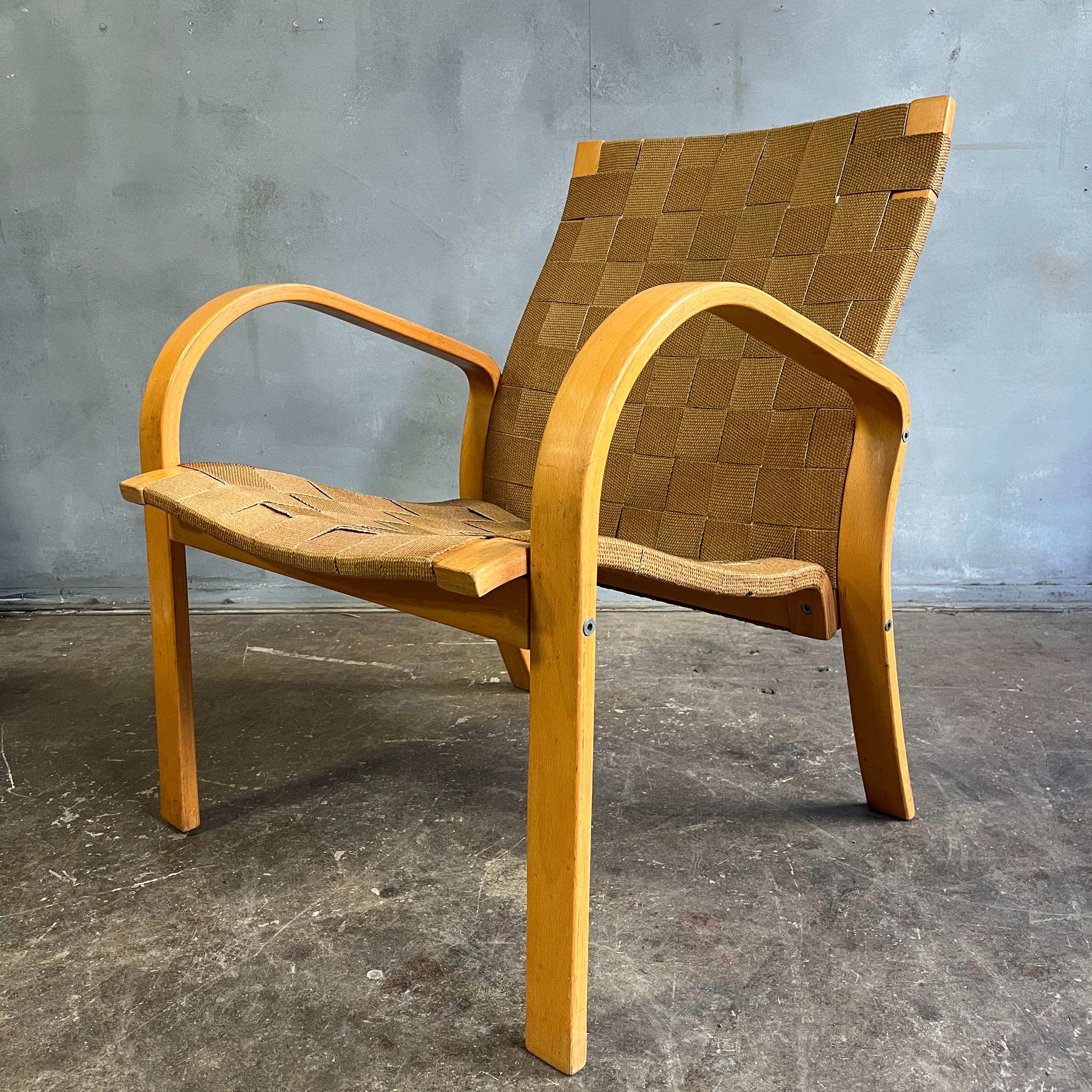 Bugholz Sessel aus der Mitte des Jahrhunderts . Alles original, einschließlich Original-Gurtband und in erstaunlichem Vintage-Zustand.