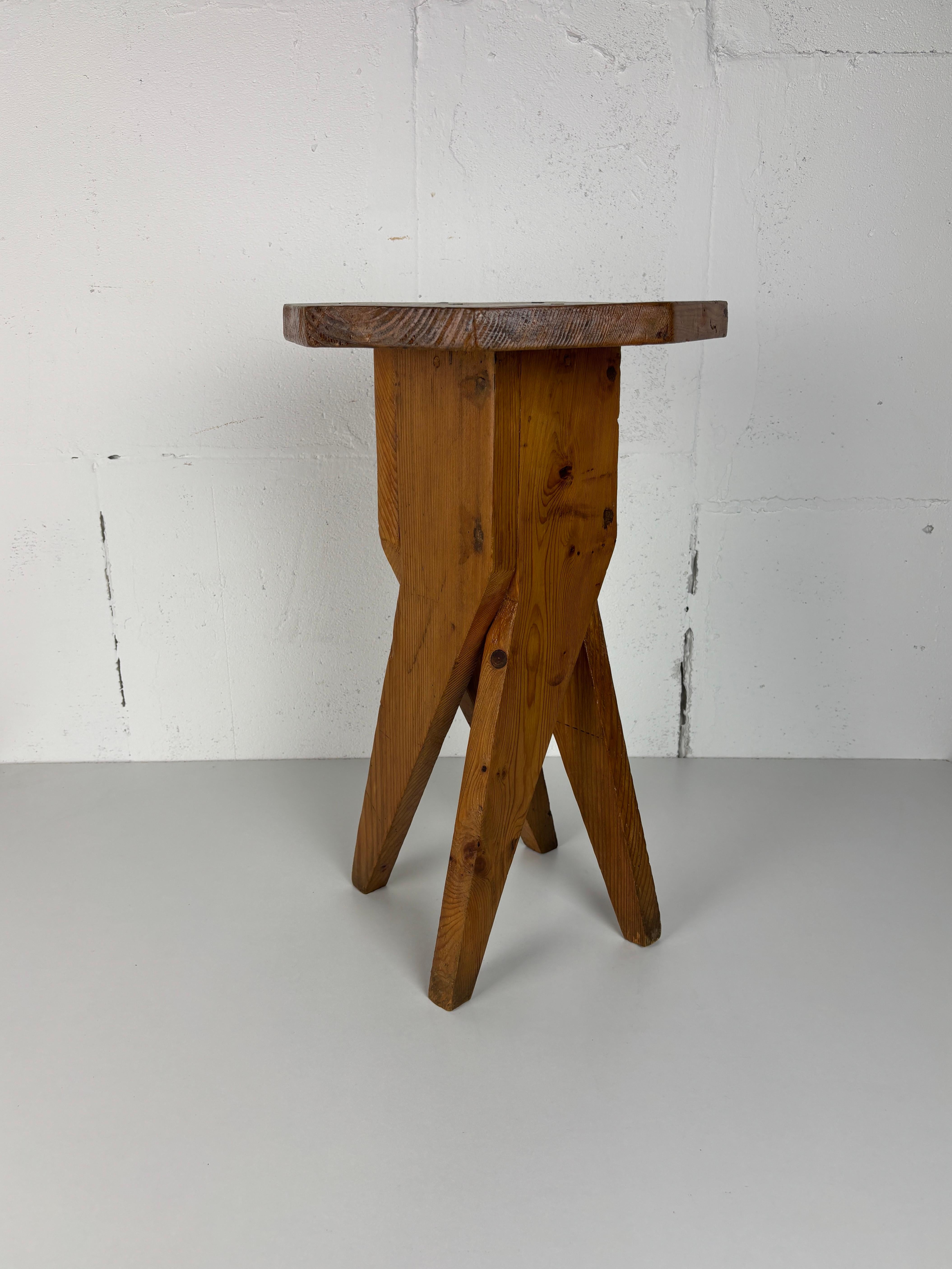 Brutalistischer, handwerklicher, rustikaler, handgefertigter Hocker aus Kiefernholz, Frankreich 1960er Jahre im Angebot 4