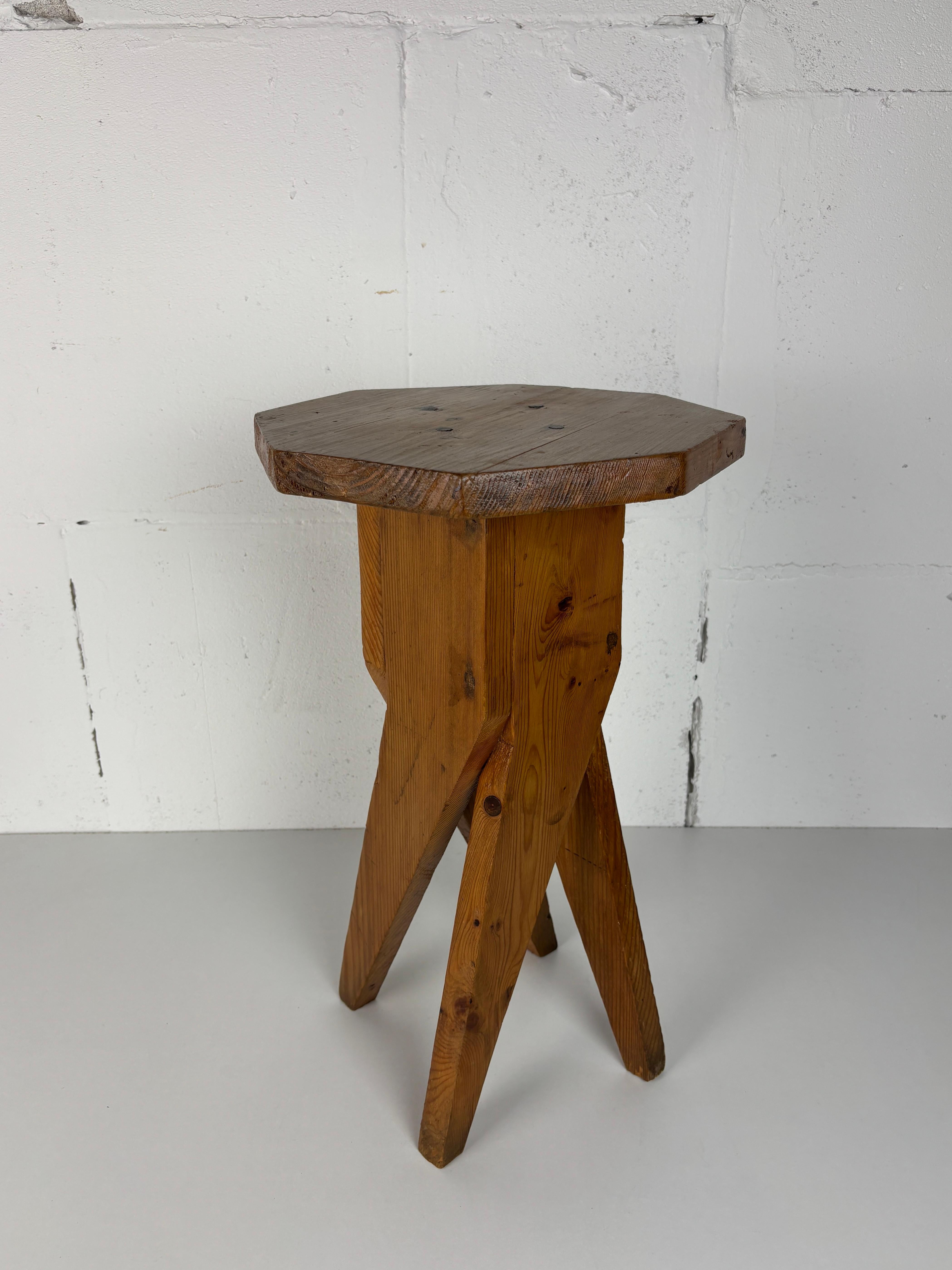 Brutalistischer, handwerklicher, rustikaler, handgefertigter Hocker aus Kiefernholz, Frankreich 1960er Jahre im Angebot 5