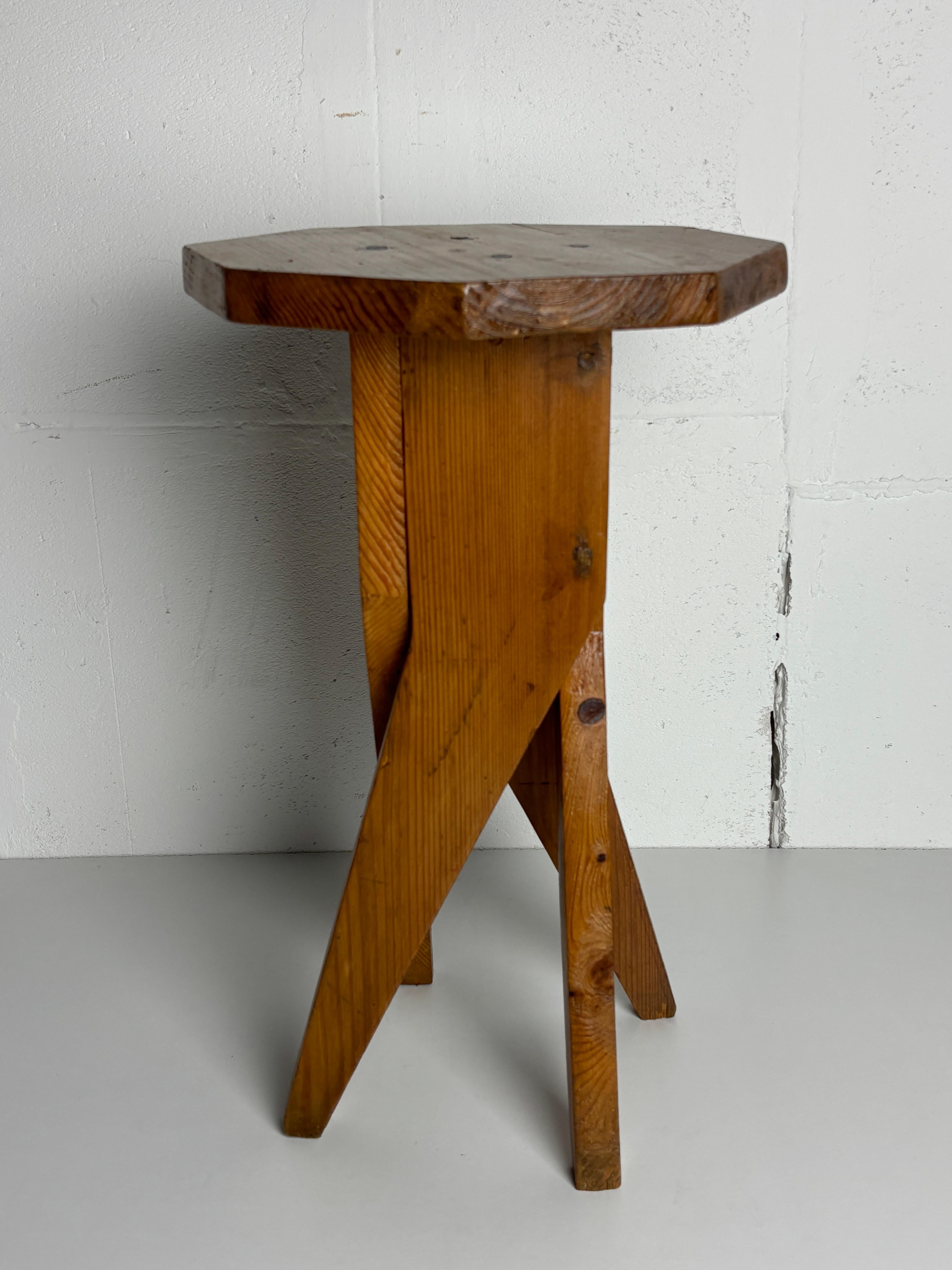 Brutalistischer, handwerklicher, rustikaler, handgefertigter Hocker aus Kiefernholz, Frankreich 1960er Jahre im Angebot 6