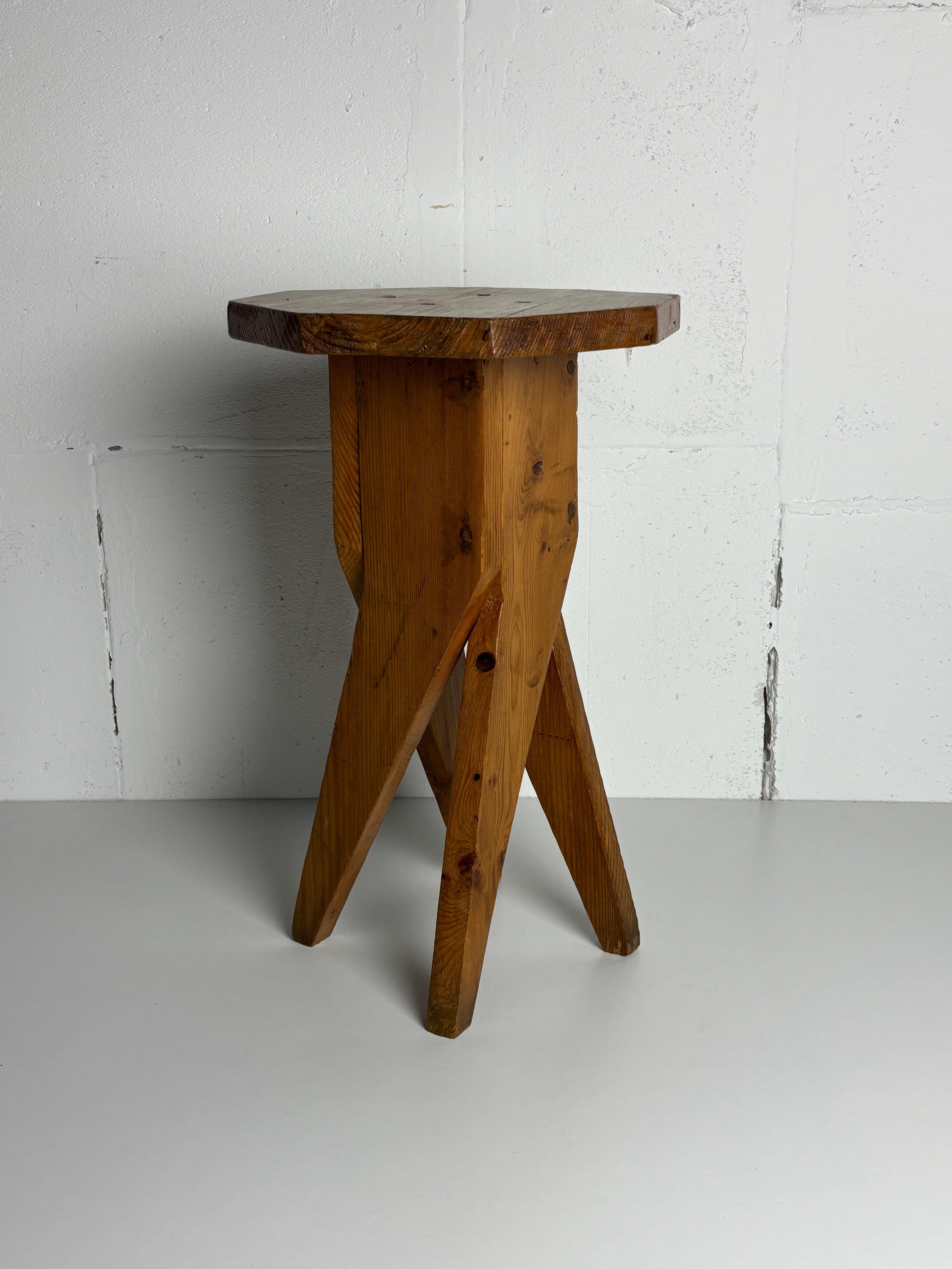 Brutalistischer, handwerklicher, rustikaler, handgefertigter Hocker aus Kiefernholz, Frankreich 1960er Jahre im Angebot 7