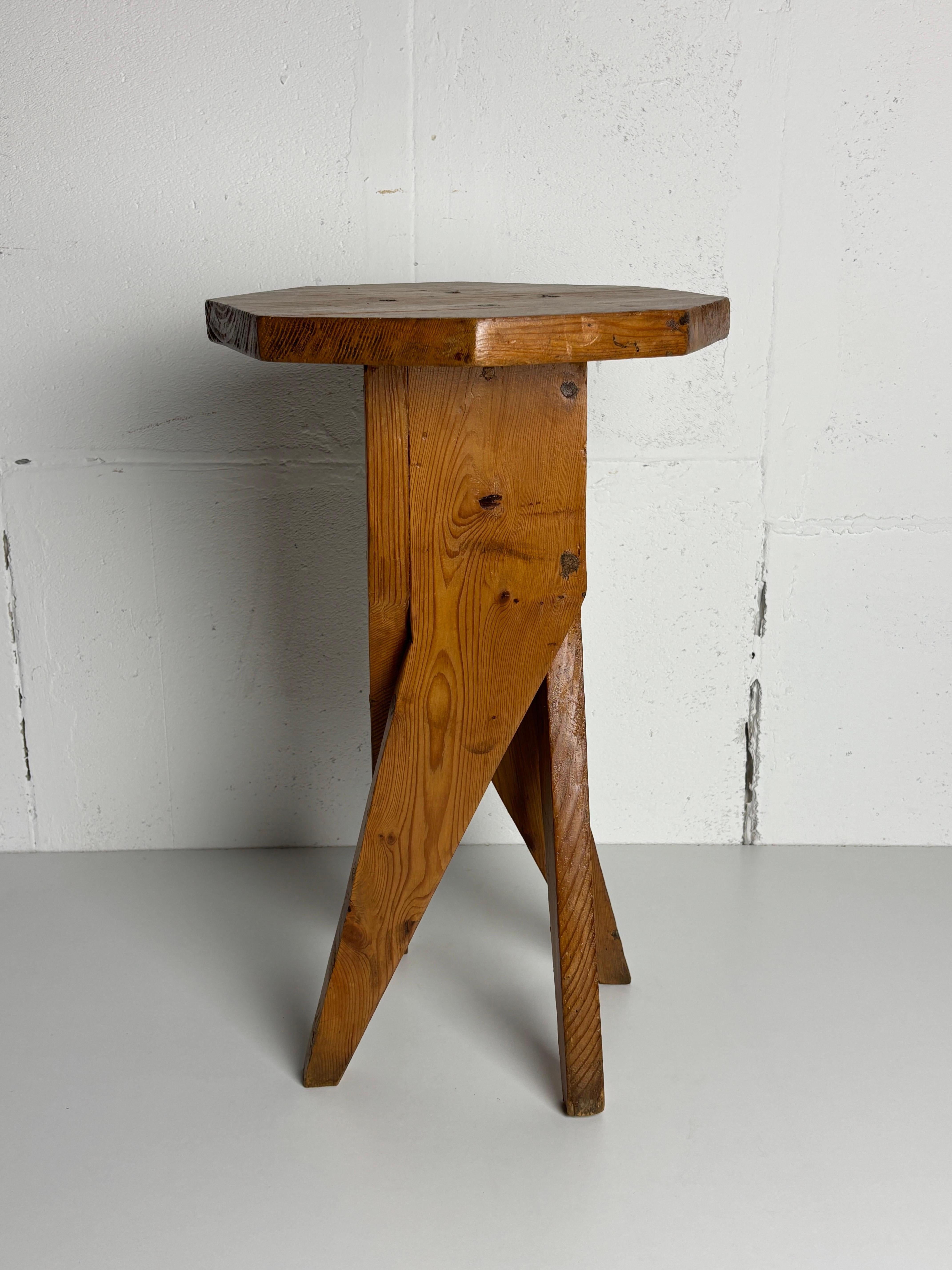 Brutalistischer, handwerklicher, rustikaler, handgefertigter Hocker aus Kiefernholz, Frankreich 1960er Jahre im Angebot 8