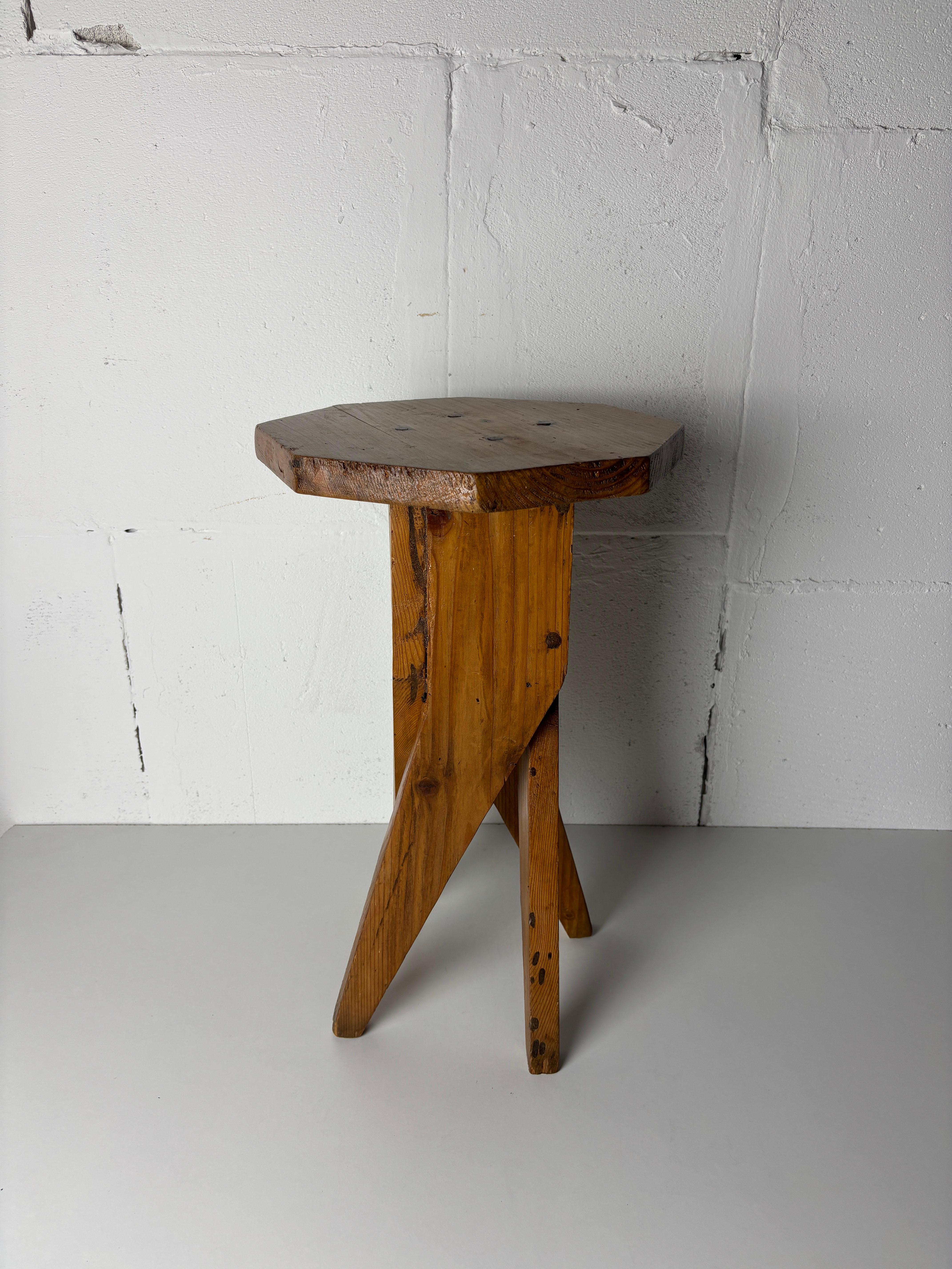 Brutalistischer, handwerklicher, rustikaler, handgefertigter Hocker aus Kiefernholz, Frankreich 1960er Jahre im Angebot 9