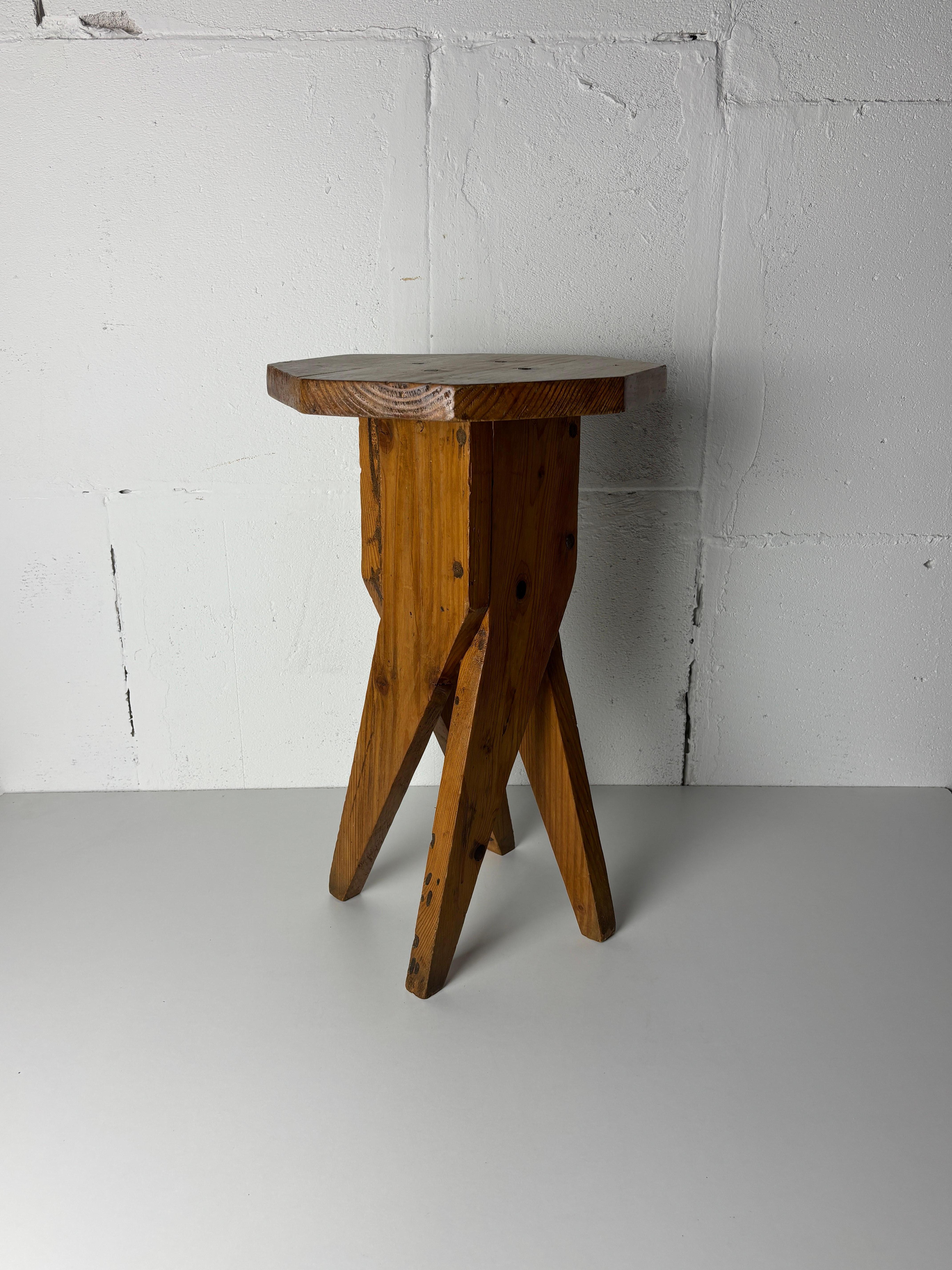 Brutalistischer, handwerklicher, rustikaler, handgefertigter Hocker aus Kiefernholz, Frankreich 1960er Jahre im Angebot 10