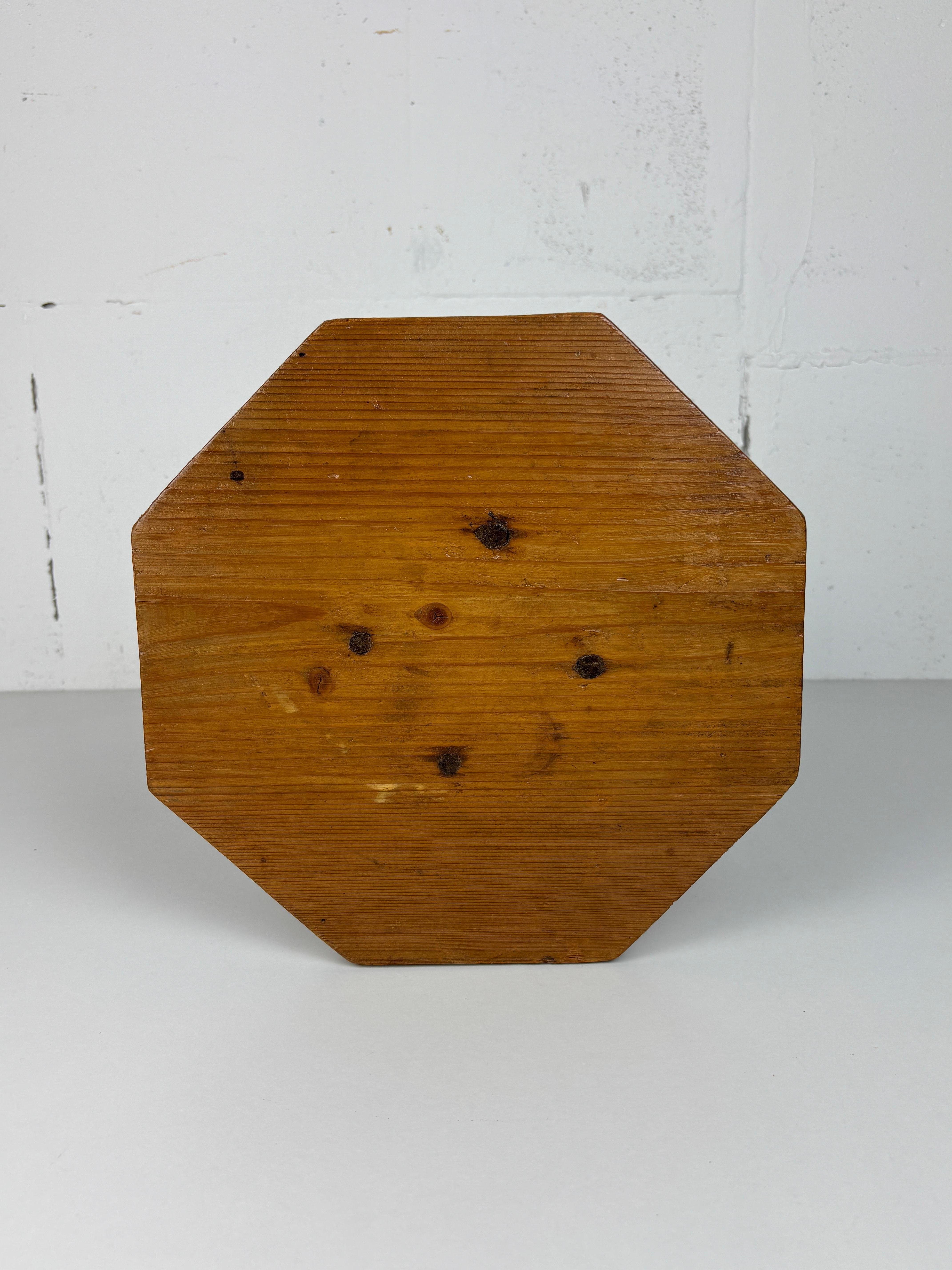 Brutalistischer, handwerklicher, rustikaler, handgefertigter Hocker aus Kiefernholz, Frankreich 1960er Jahre im Angebot 11