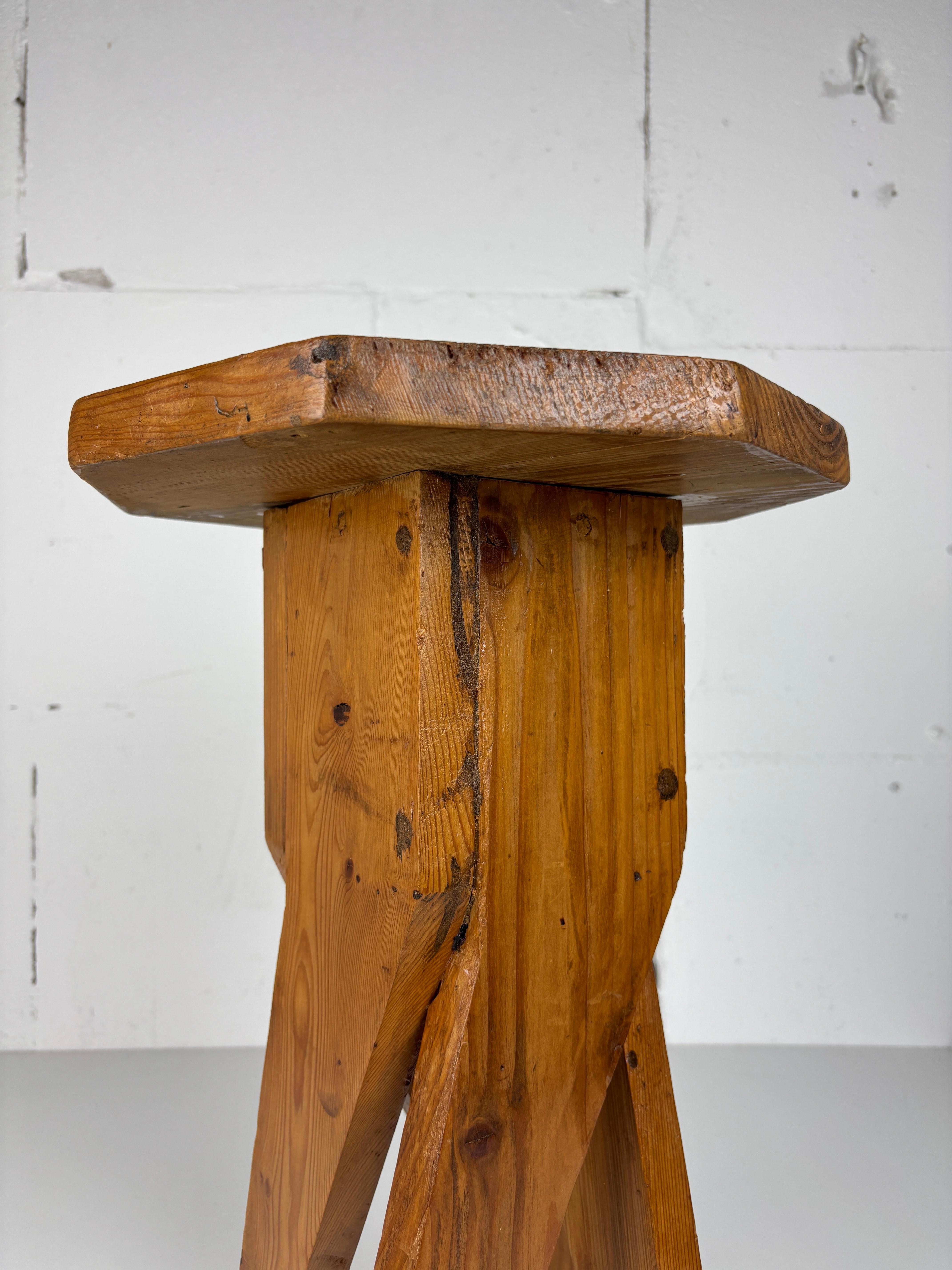 Brutalistischer, handwerklicher, rustikaler, handgefertigter Hocker aus Kiefernholz, Frankreich 1960er Jahre im Angebot 12