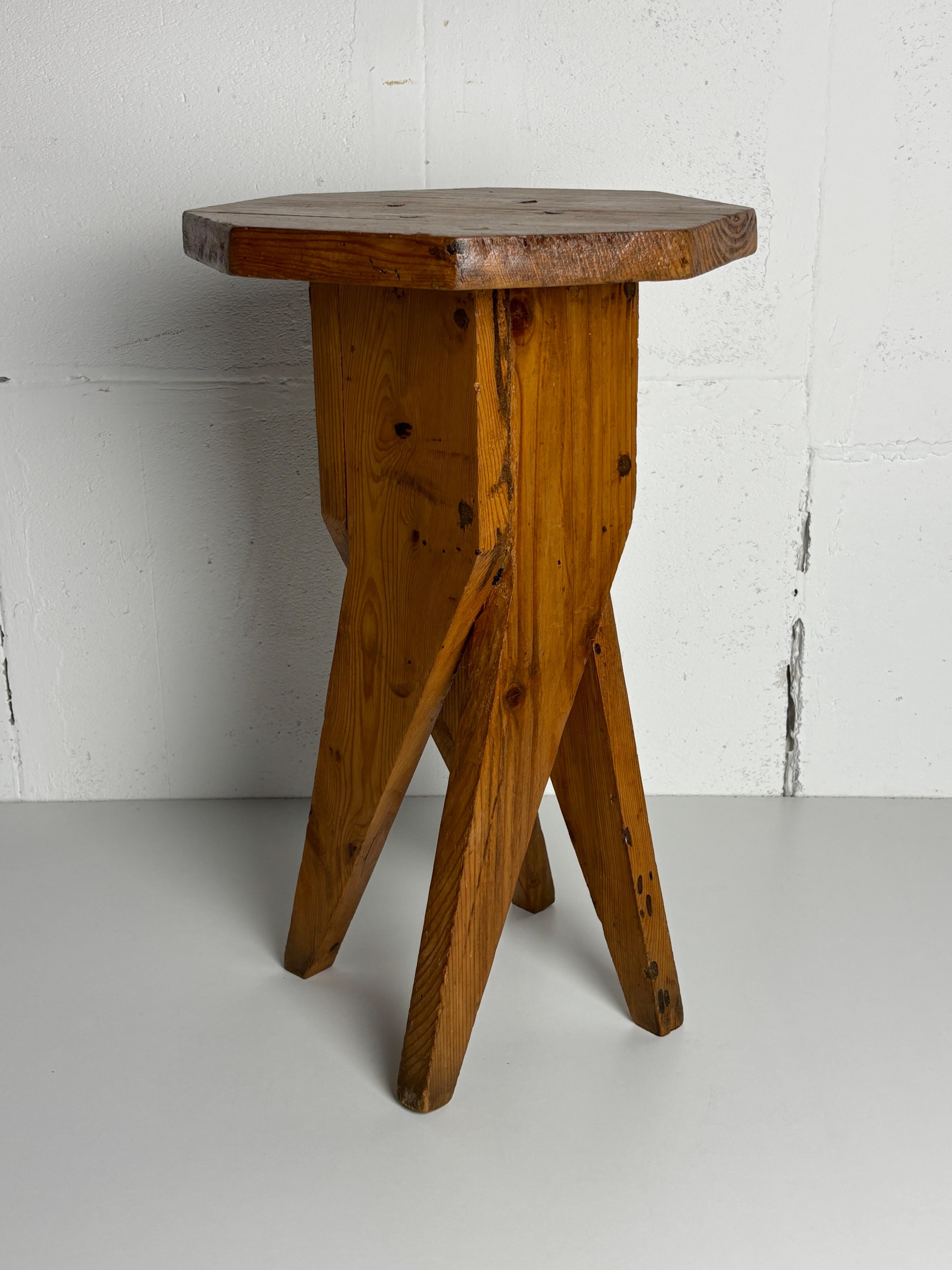Wunderschöner und seltener handwerklicher Hocker, Frankreich 1960er Jahre. Dieser schöne Hocker kann auch als Pflanzenständer oder kleiner Beistelltisch verwendet werden. Es ist in einem schönen Vintage getragen und patiniert Zustand, wie in den