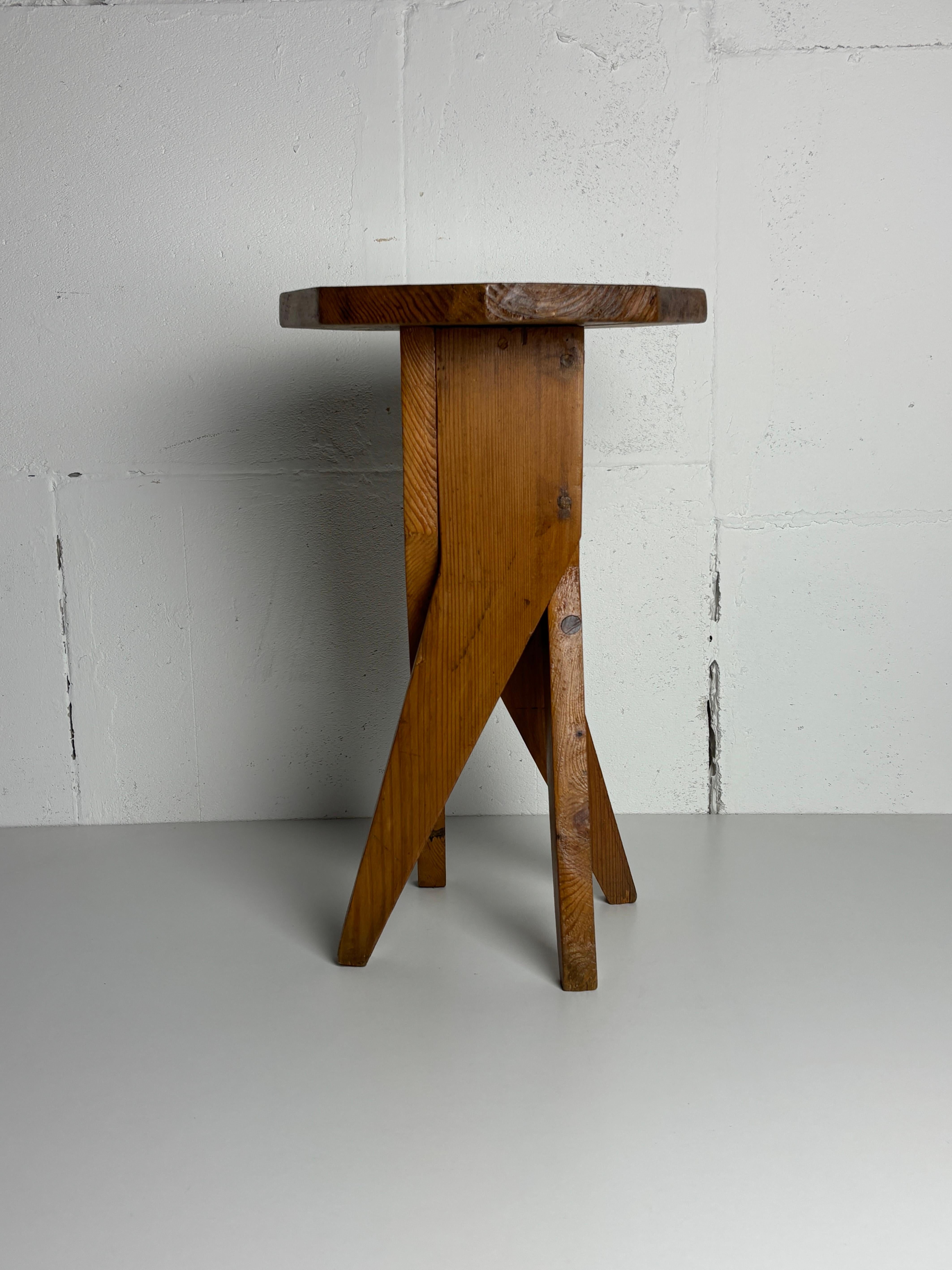 Brutalistischer, handwerklicher, rustikaler, handgefertigter Hocker aus Kiefernholz, Frankreich 1960er Jahre (Brutalismus) im Angebot