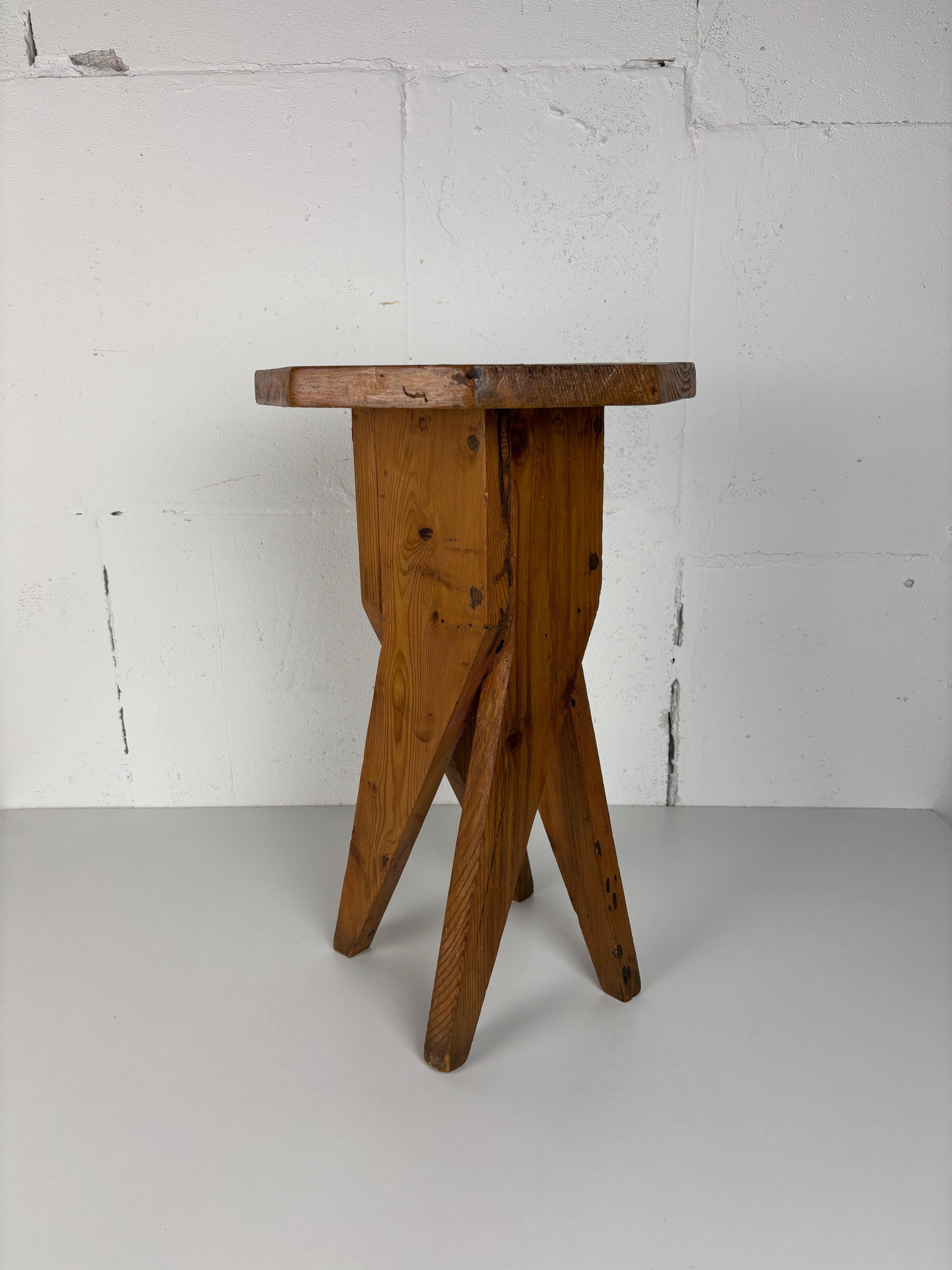 Brutalistischer, handwerklicher, rustikaler, handgefertigter Hocker aus Kiefernholz, Frankreich 1960er Jahre (Französisch) im Angebot