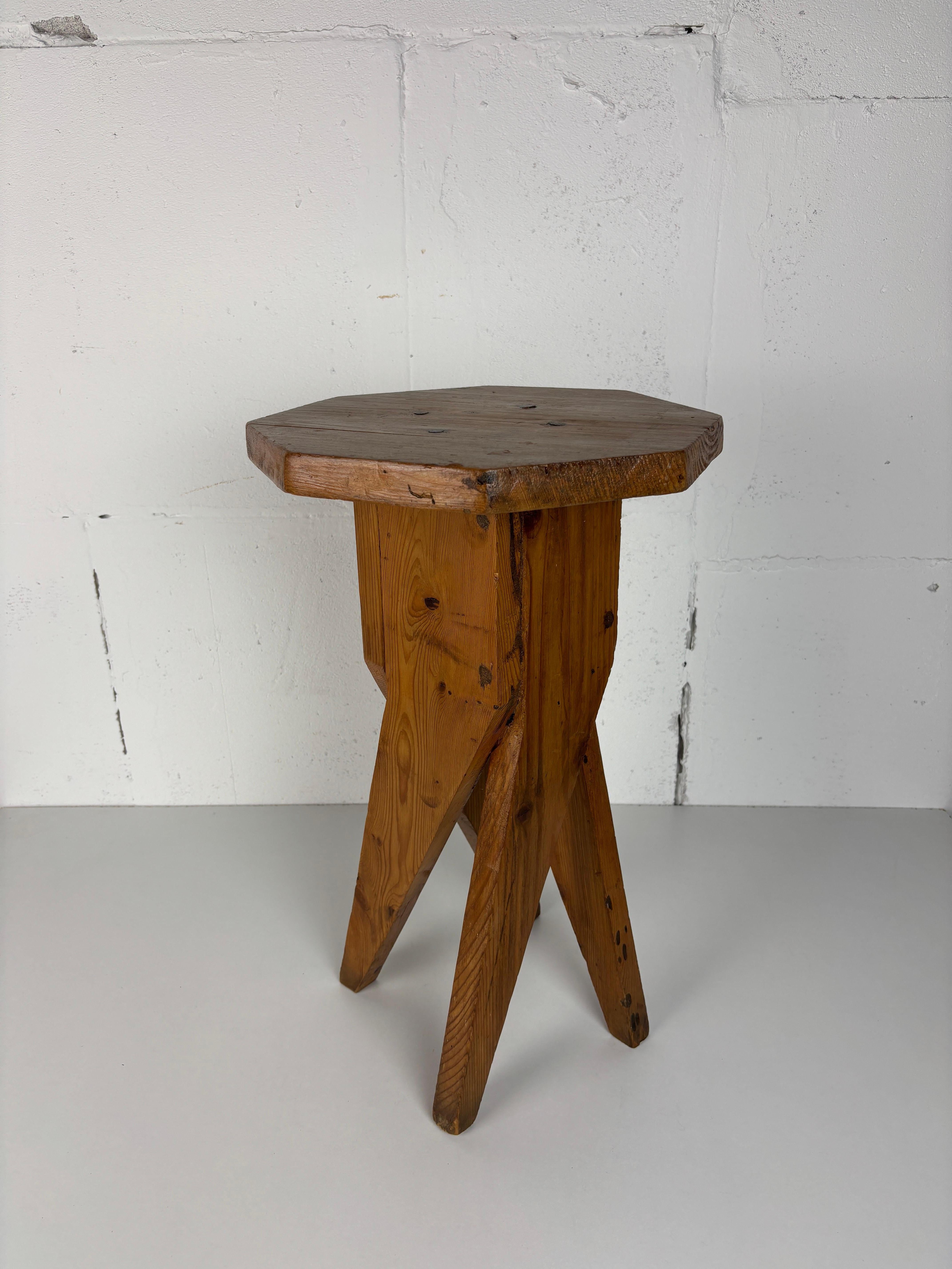 Brutalistischer, handwerklicher, rustikaler, handgefertigter Hocker aus Kiefernholz, Frankreich 1960er Jahre im Zustand „Gut“ im Angebot in Zaandam, NL