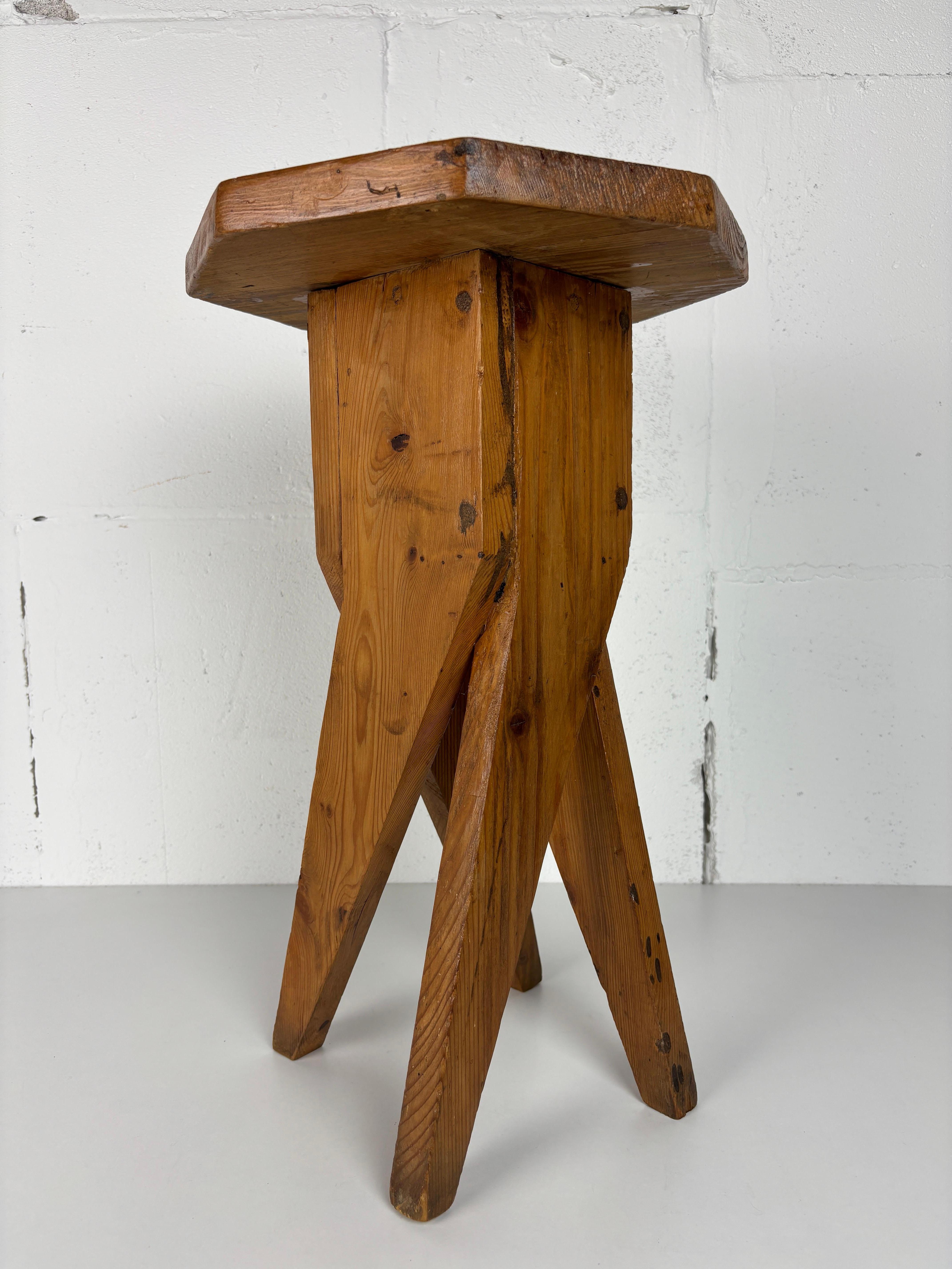 Brutalistischer, handwerklicher, rustikaler, handgefertigter Hocker aus Kiefernholz, Frankreich 1960er Jahre (Mitte des 20. Jahrhunderts) im Angebot