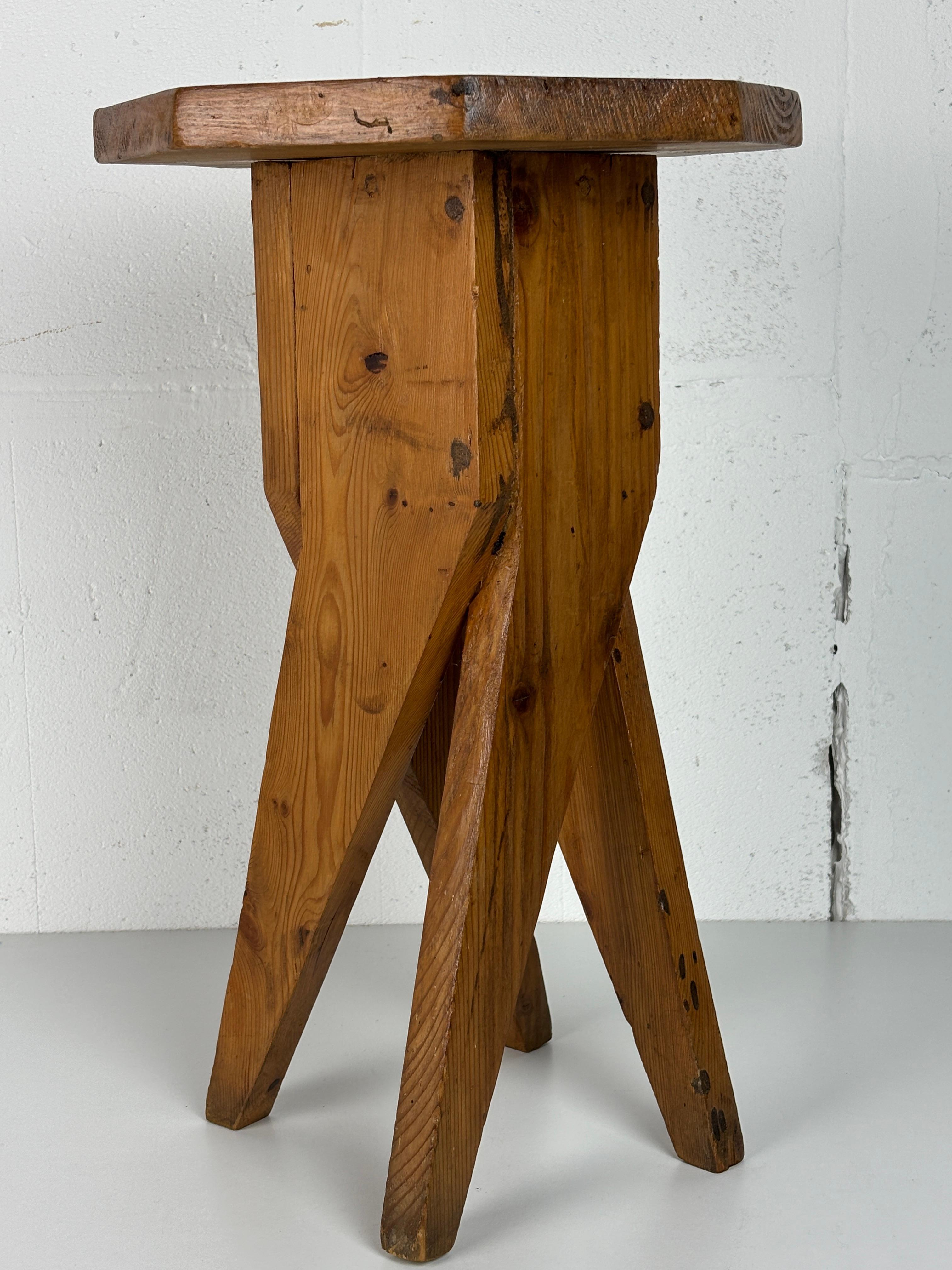 Brutalistischer, handwerklicher, rustikaler, handgefertigter Hocker aus Kiefernholz, Frankreich 1960er Jahre im Angebot 1