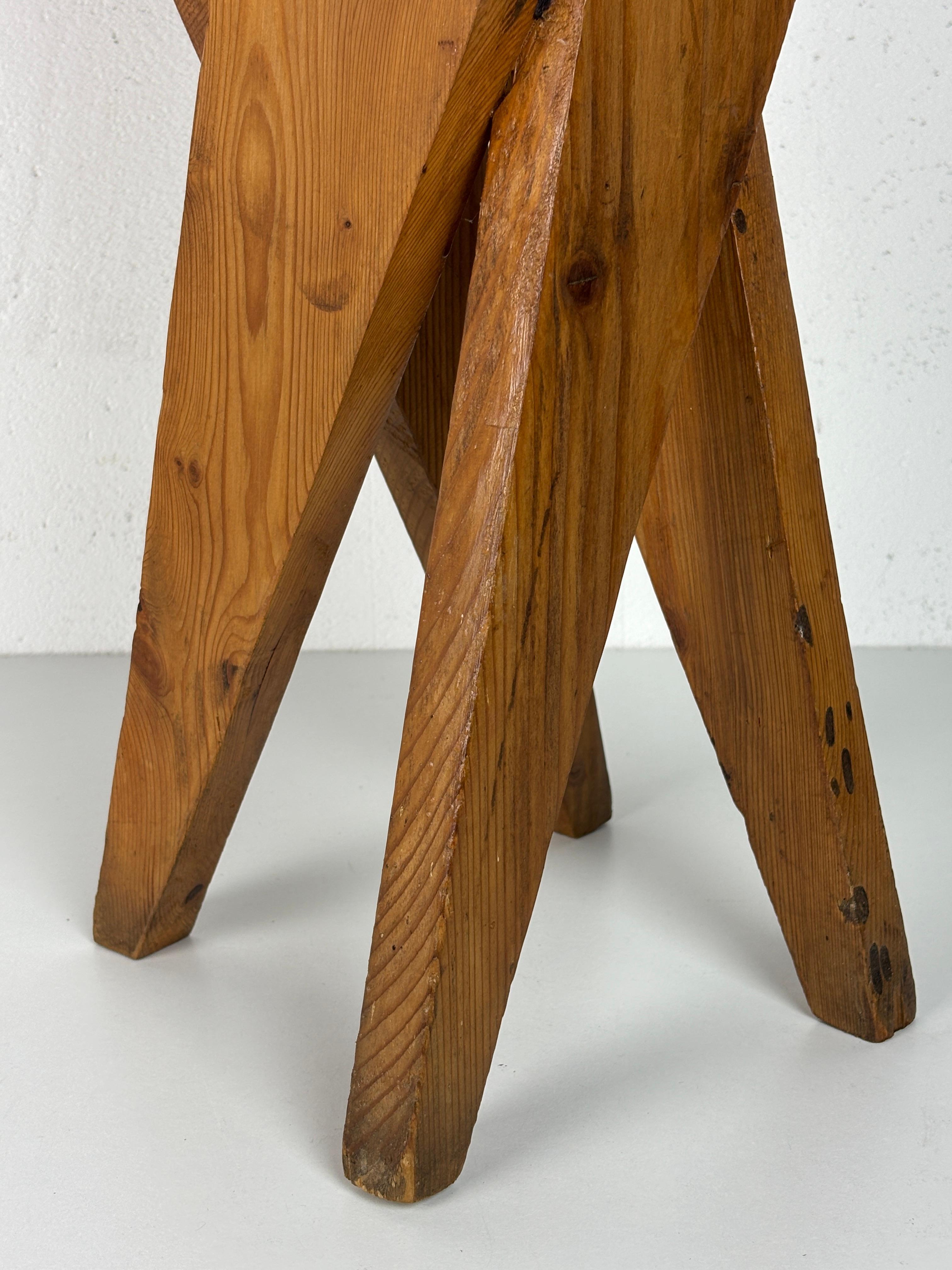 Brutalistischer, handwerklicher, rustikaler, handgefertigter Hocker aus Kiefernholz, Frankreich 1960er Jahre im Angebot 2