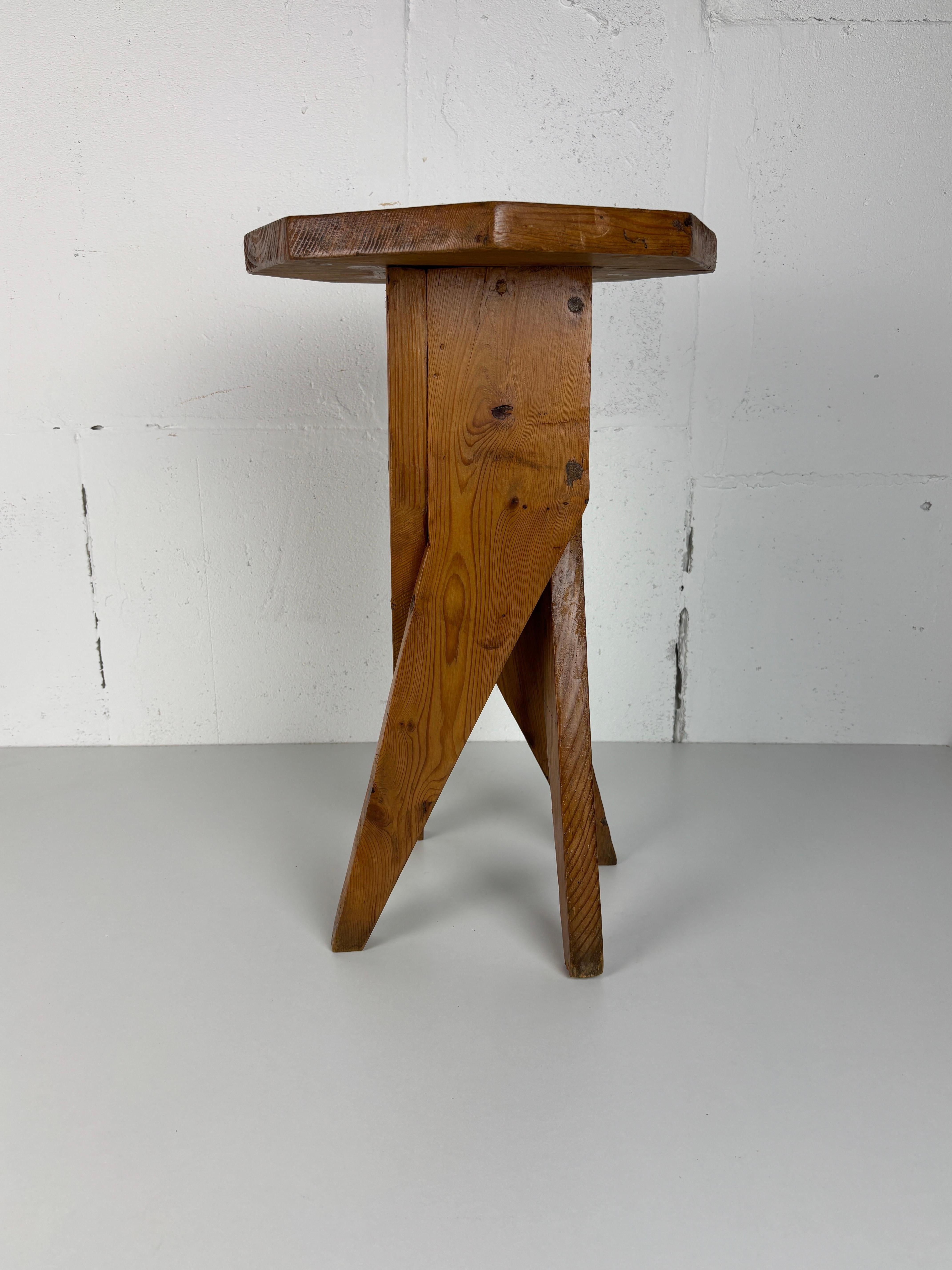 Brutalistischer, handwerklicher, rustikaler, handgefertigter Hocker aus Kiefernholz, Frankreich 1960er Jahre im Angebot 3