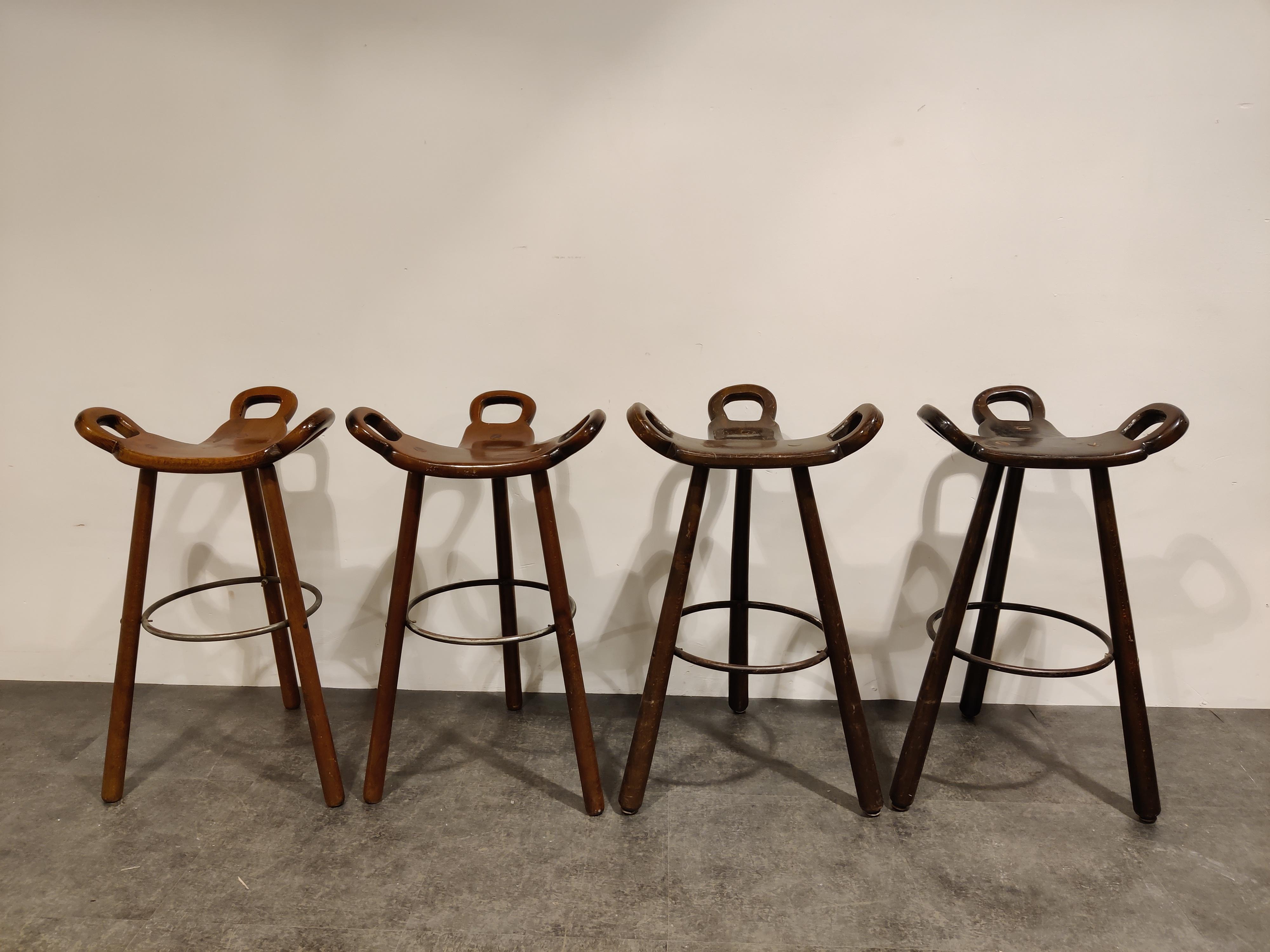 Beautiful hand made midcentury tripod bar stools with a steel ring footrest.

Good original condition.

1960s, Spain

Dimensions:
Height 84cm/33.07