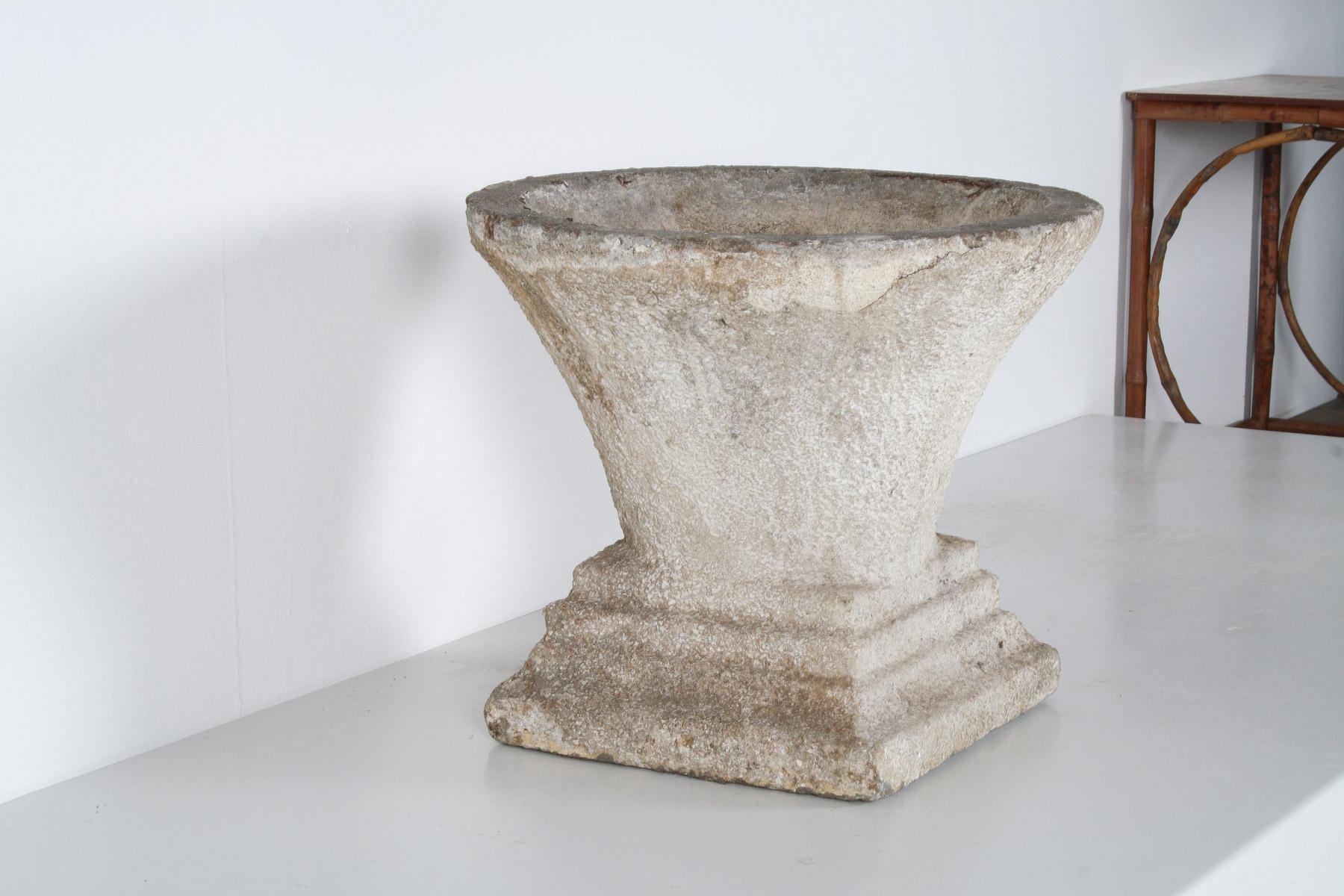 Calco Vaso da giardino brutalista di metà secolo in calcestruzzo fuso con patina invecchiata in vendita