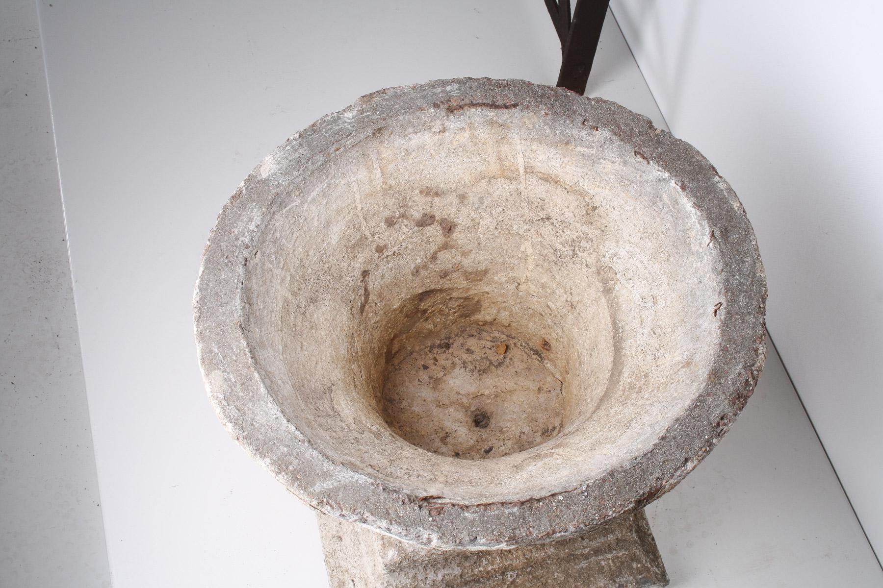Vaso da giardino brutalista di metà secolo in calcestruzzo fuso con patina invecchiata in vendita 2